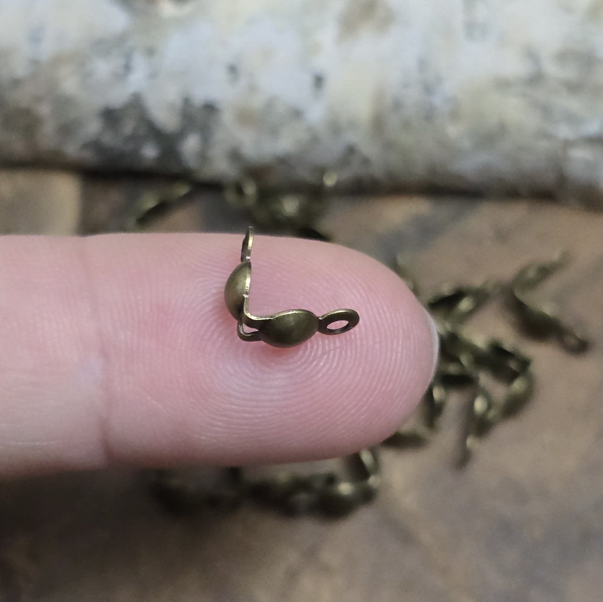 20 antik bronzefarbene Quetschkalotten, Kugelkalotten, Größe: 3,9 x 7,5 mm. Ideal, um Perlen oder Schmucksteine an Drähten zu fixieren. Perfekt für Armbänder, Ketten und Ohrringe.