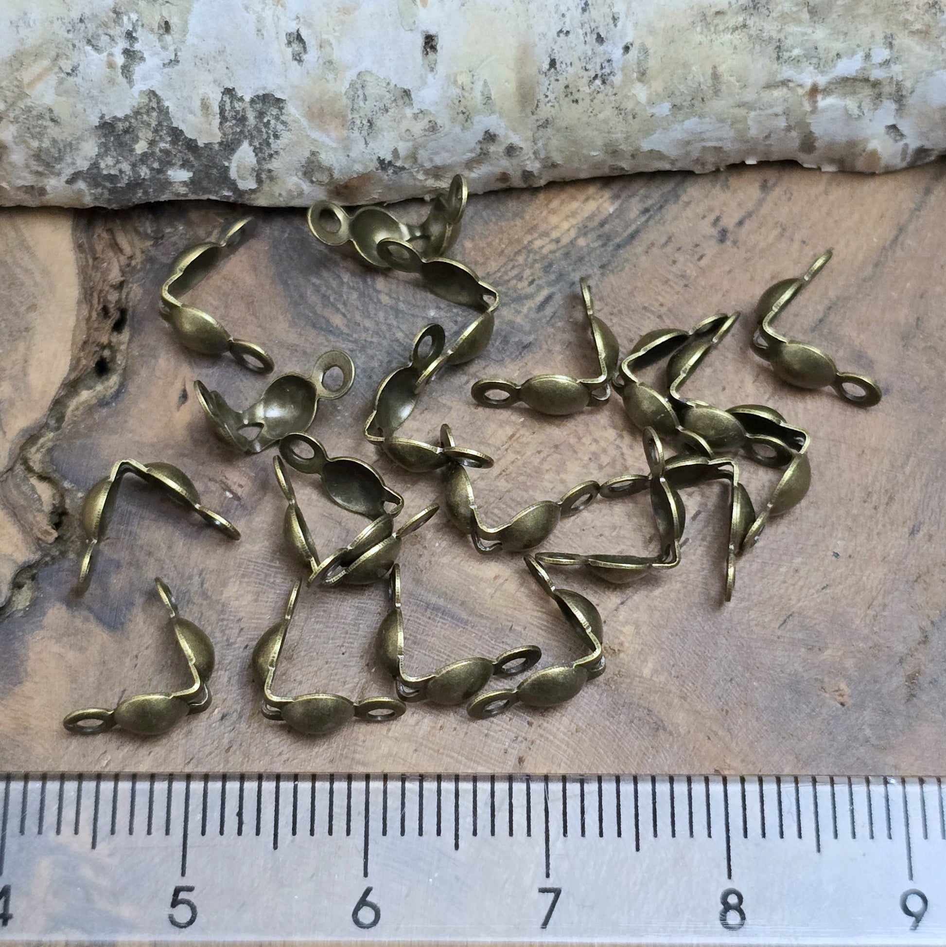 20 antik bronzefarbene Quetschkalotten, Kugelkalotten, Größe: 3,9 x 7,5 mm. Ideal, um Perlen oder Schmucksteine an Drähten zu fixieren. Perfekt für Armbänder, Ketten und Ohrringe.