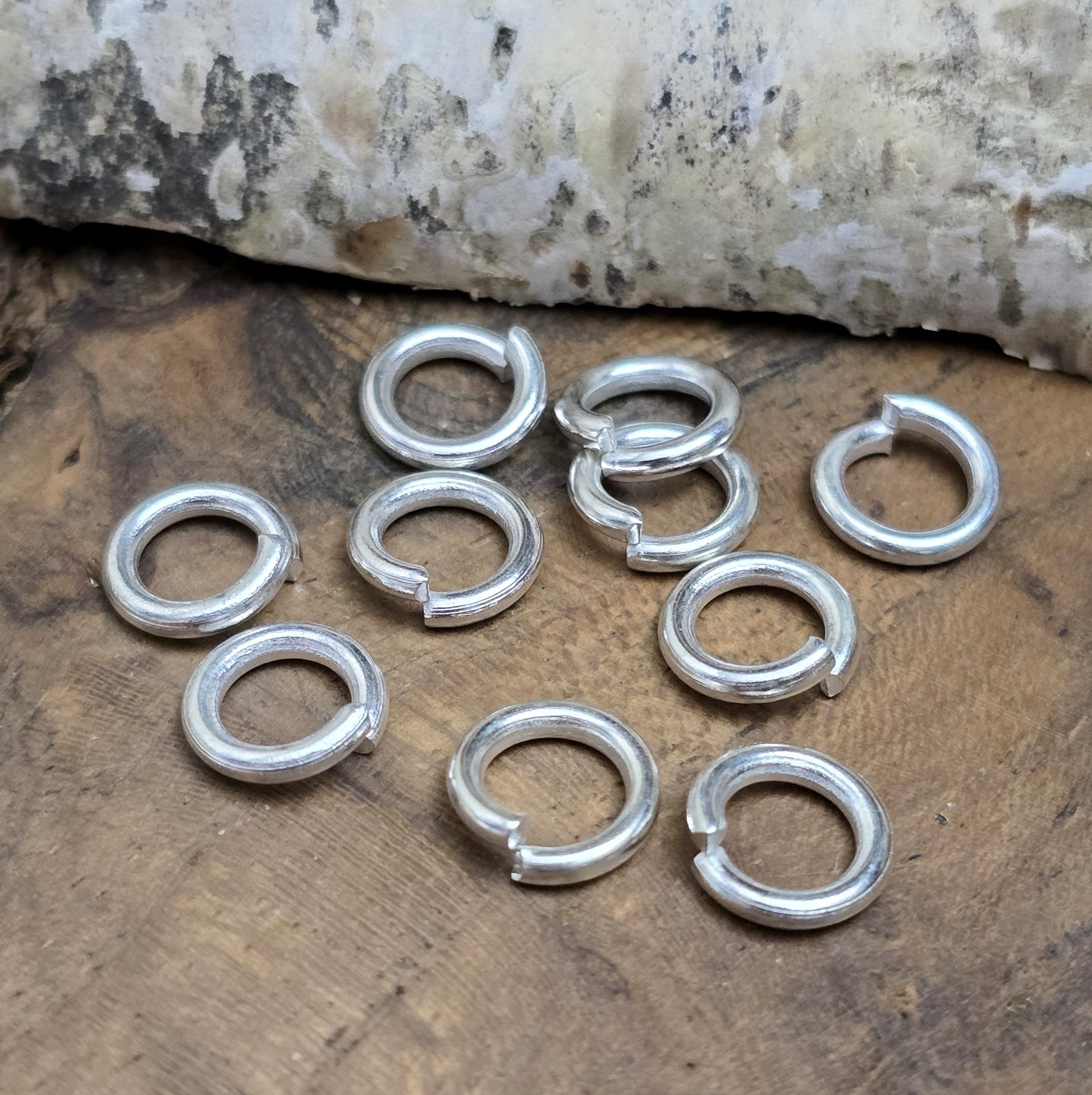 10 Ringel Biegeringe offen - versilbert 1,5 x 8 mm

Diese offenen Biegeringe sind ideal für die Schmuckfertigung zum Beispiel als Anhängeröse für Kettenanhänger oder als Verbindungsringe.