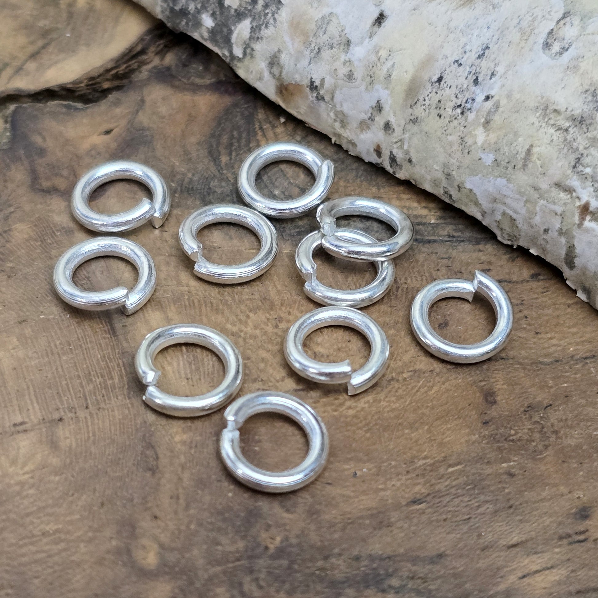 10 Ringel Biegeringe offen - versilbert 1,5 x 8 mm

Diese offenen Biegeringe sind ideal für die Schmuckfertigung zum Beispiel als Anhängeröse für Kettenanhänger oder als Verbindungsringe.