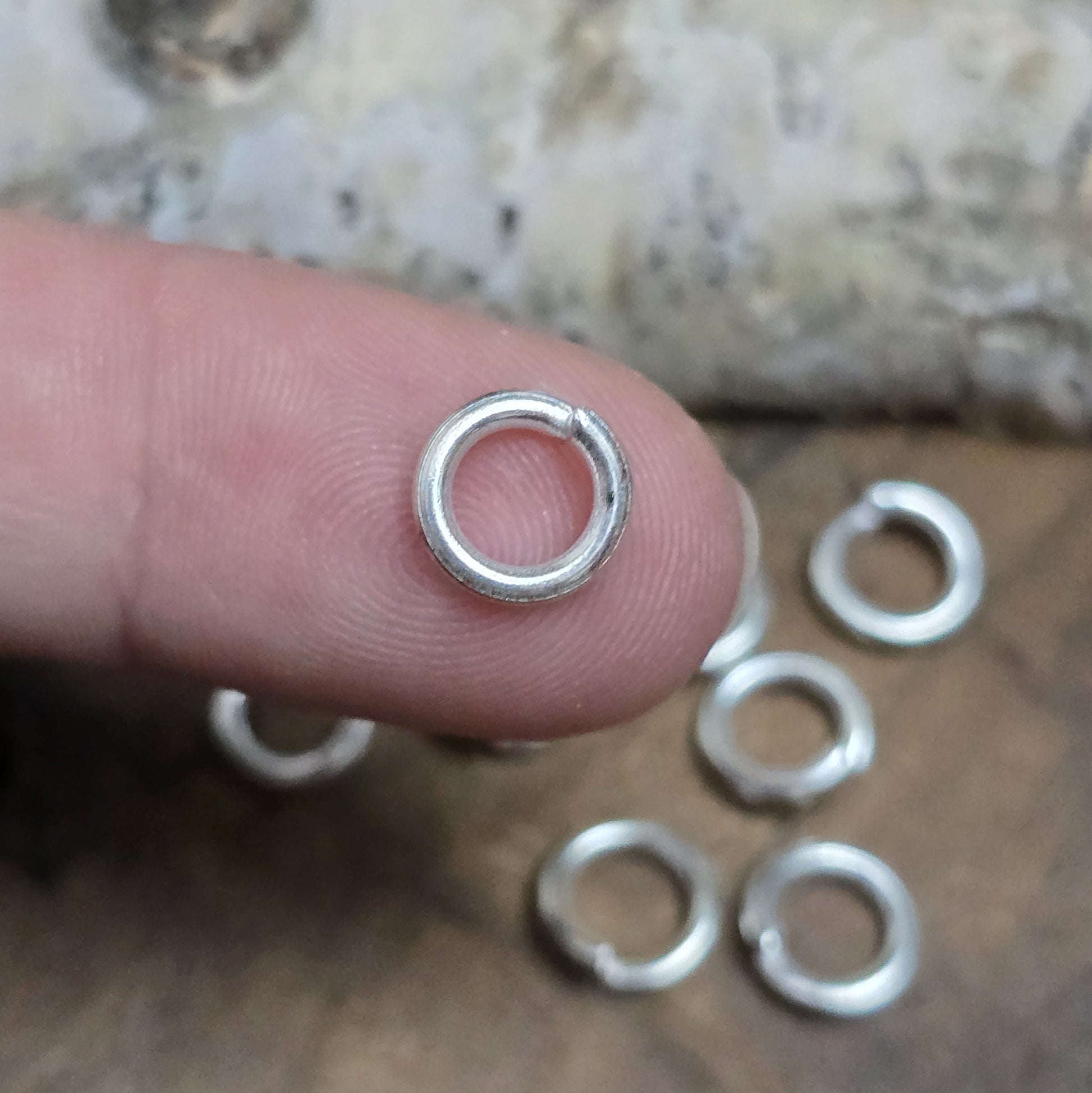 10 Ringel Biegeringe offen - versilbert 1,5 x 8 mm

Diese offenen Biegeringe sind ideal für die Schmuckfertigung zum Beispiel als Anhängeröse für Kettenanhänger oder als Verbindungsringe.