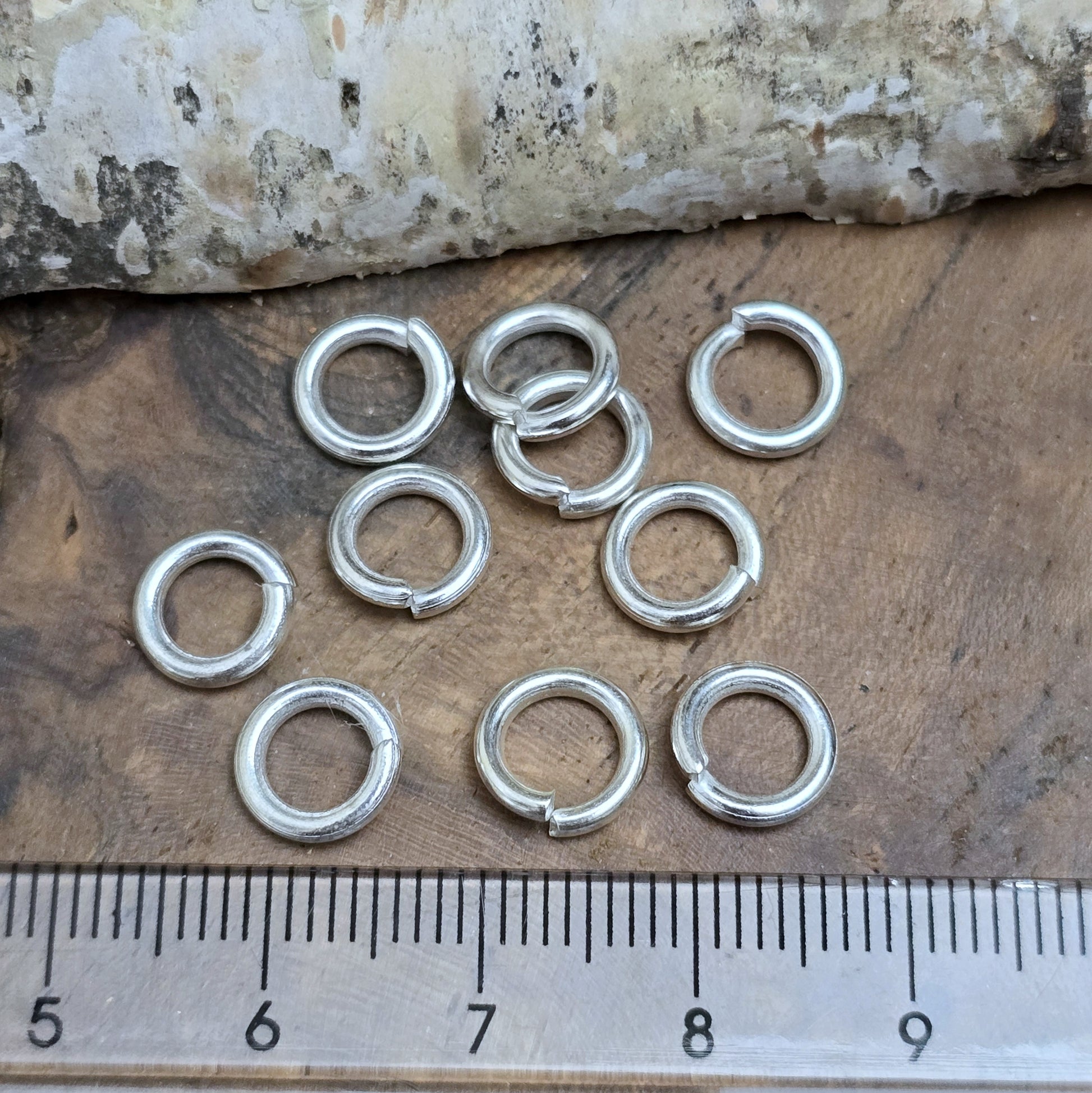 10 Ringel Biegeringe offen - versilbert 1,5 x 8 mm

Diese offenen Biegeringe sind ideal für die Schmuckfertigung zum Beispiel als Anhängeröse für Kettenanhänger oder als Verbindungsringe.