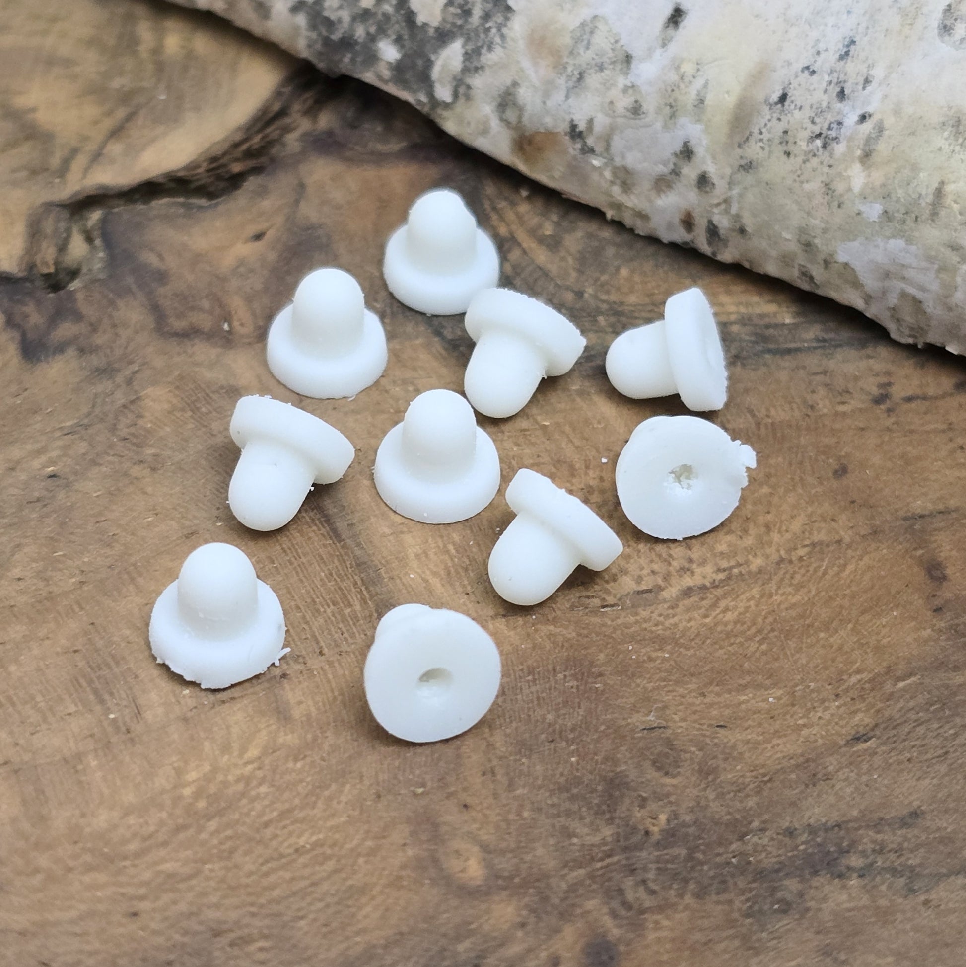 Dieses Set besteht aus weichem Silikon und bietet ein komfortables Tragegefühl. Die weichen, langlebigen Ohrringkissen sind nicht nur robust, sondern schützen auch Ihre Ohren vor Schmerzen und machen das Tragen von Ohrclips deutlich angenehmer.