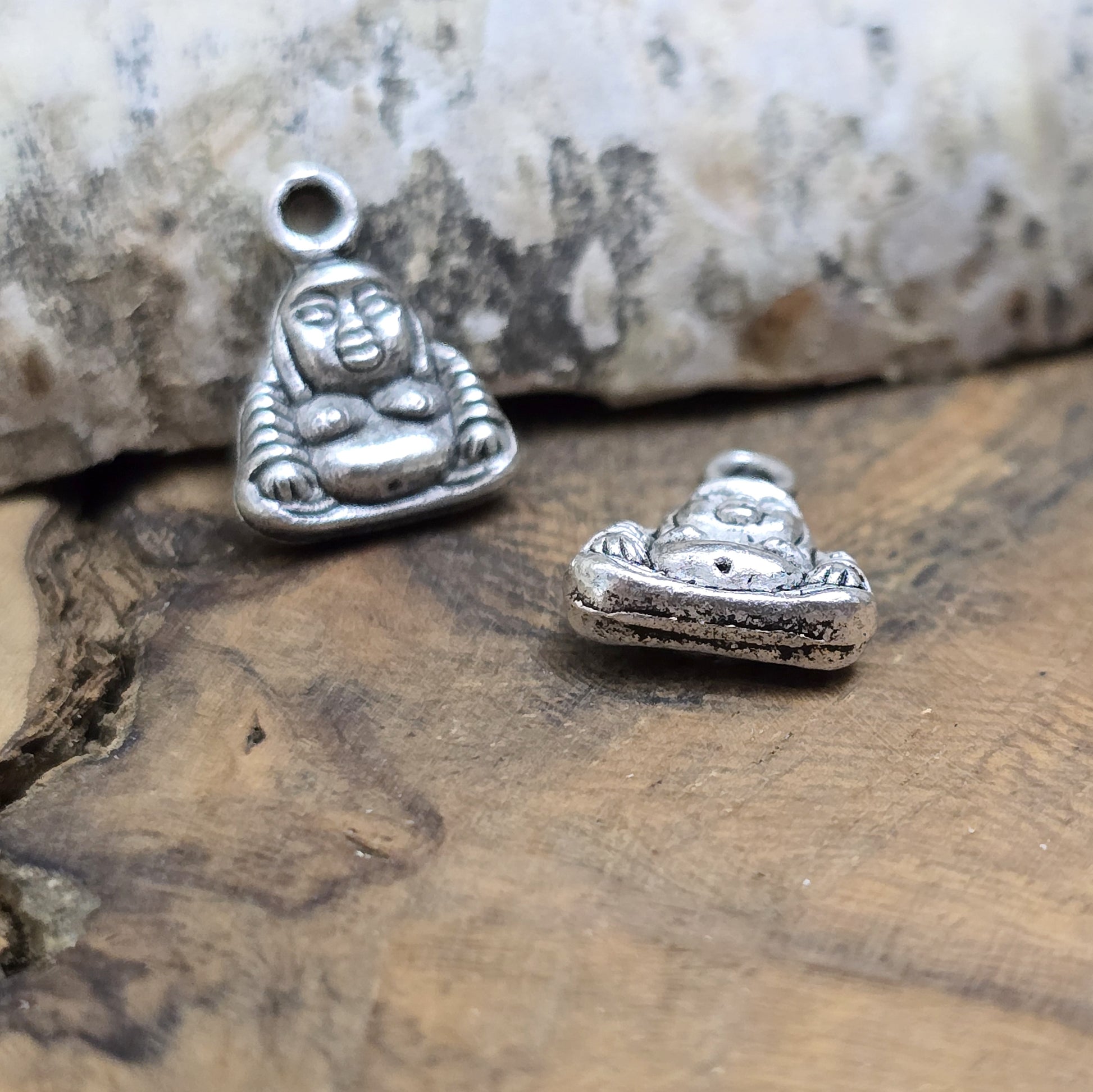 Diese kleinen Anhänger im rustikalen, antiken Look bieten zahlreiche Verwendungsmöglichkeiten und sind ideal für die Schmuckherstellung. Perfekt für Ohrringe, Bettelarmbänder, Schlüsselanhänger, Taschenanhänger oder als kreative Verzierung für Kerzen, Geschenkverpackungen und mehr.