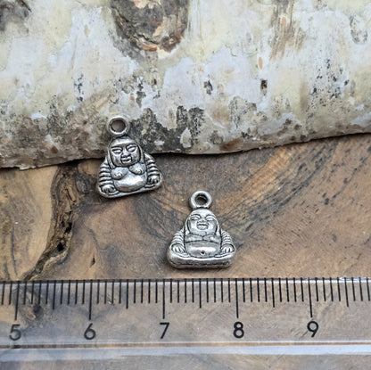 Diese kleinen Anhänger im rustikalen, antiken Look bieten zahlreiche Verwendungsmöglichkeiten und sind ideal für die Schmuckherstellung. Perfekt für Ohrringe, Bettelarmbänder, Schlüsselanhänger, Taschenanhänger oder als kreative Verzierung für Kerzen, Geschenkverpackungen und mehr.