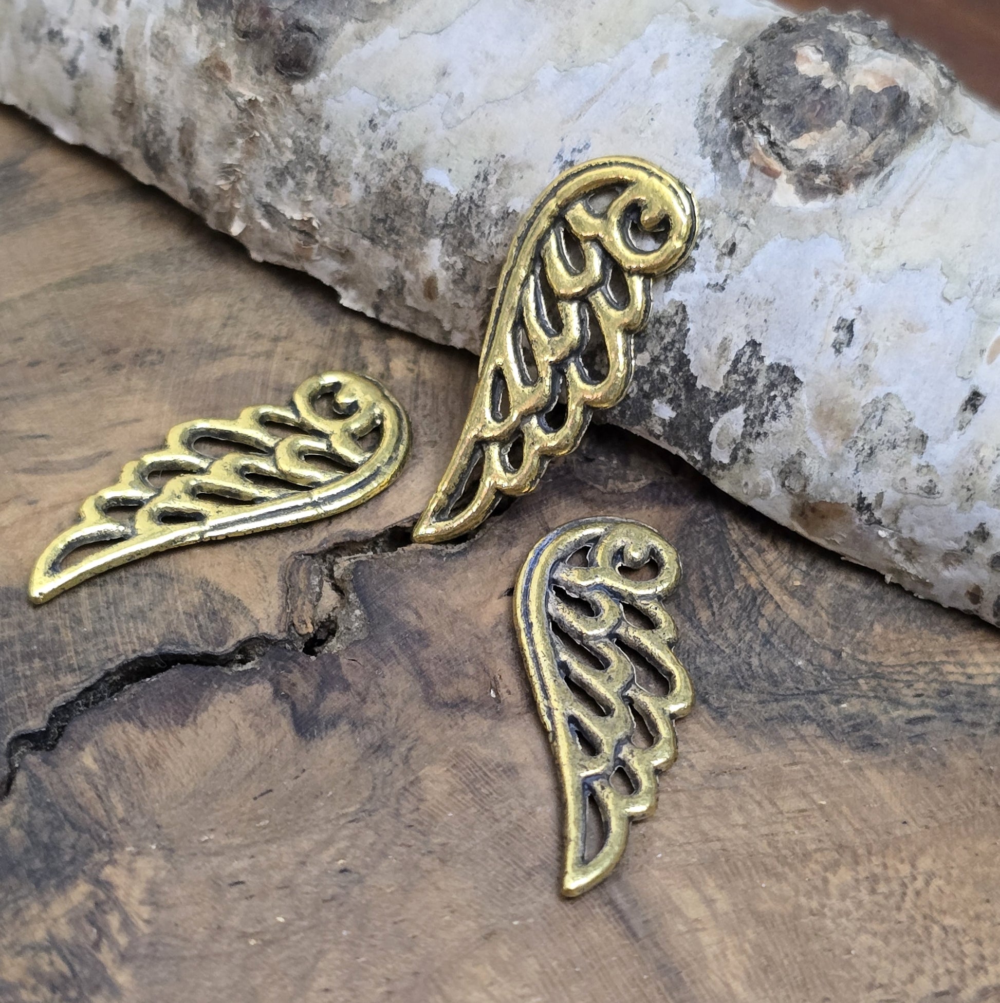 Das Bild zeigt 3 Anhänger/Verbinder Engelsflügel, Flügel, Engel 24mm - antik goldfarbig