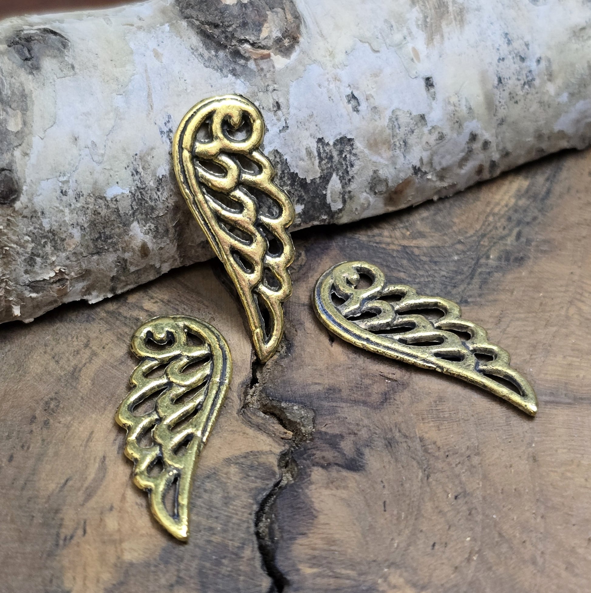 Das Bild zeigt 3 Anhänger/Verbinder Engelsflügel, Flügel, Engel 24mm - antik goldfarbig