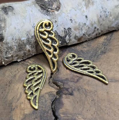 Das Bild zeigt 3 Anhänger/Verbinder Engelsflügel, Flügel, Engel 24mm - antik goldfarbig