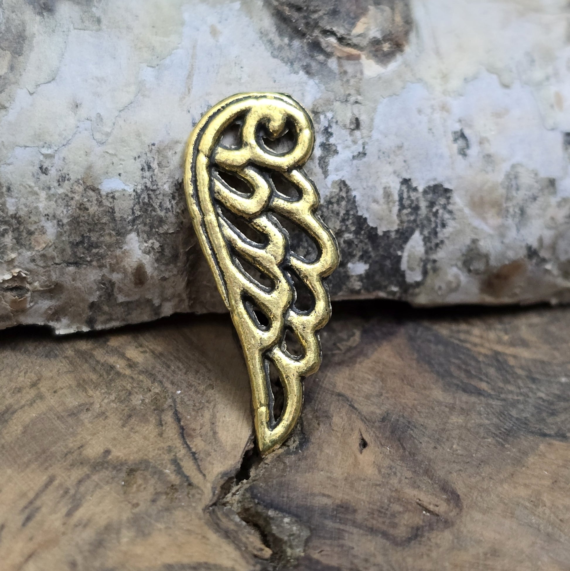 Das Bild zeigt 3 Anhänger/Verbinder Engelsflügel, Flügel, Engel 24mm - antik goldfarbig