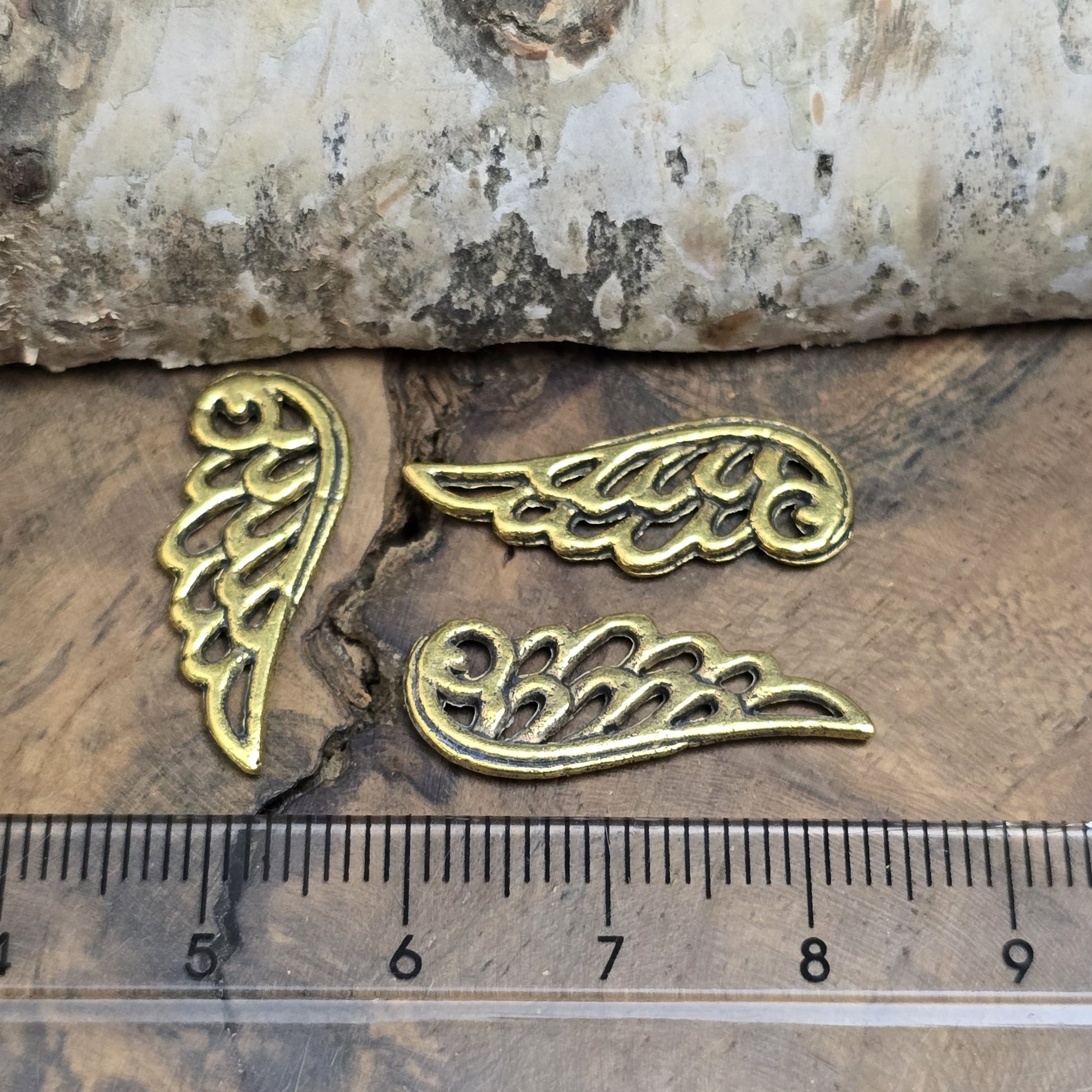 Das Bild zeigt 3 Anhänger/Verbinder Engelsflügel, Flügel, Engel 24mm - antik goldfarbig