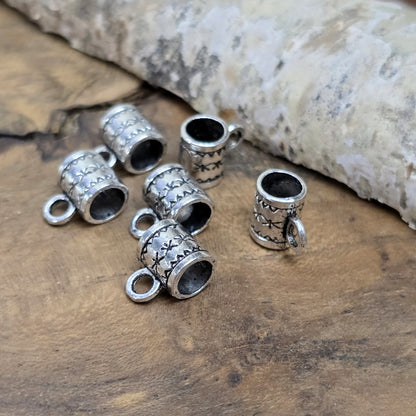 Das Bild zeigt 10 Anhängerösen 8 x 7 mm - antik silberfarbig - für die individuelle Schmuckherstellung