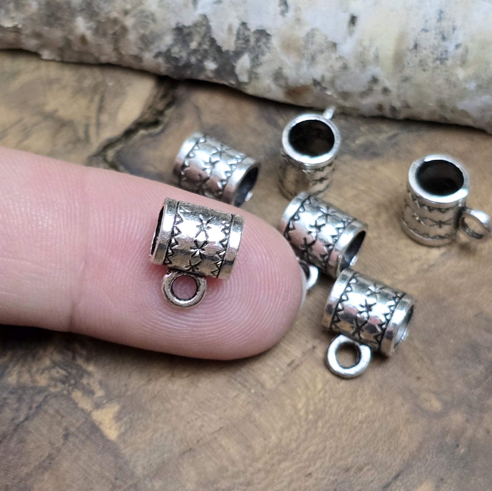 Das Bild zeigt 10 Anhängerösen 8 x 7 mm - antik silberfarbig - für die individuelle Schmuckherstellung