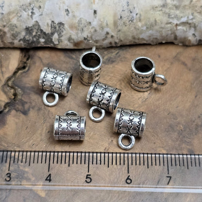Das Bild zeigt 10 Anhängerösen 8 x 7 mm - antik silberfarbig - für die individuelle Schmuckherstellung