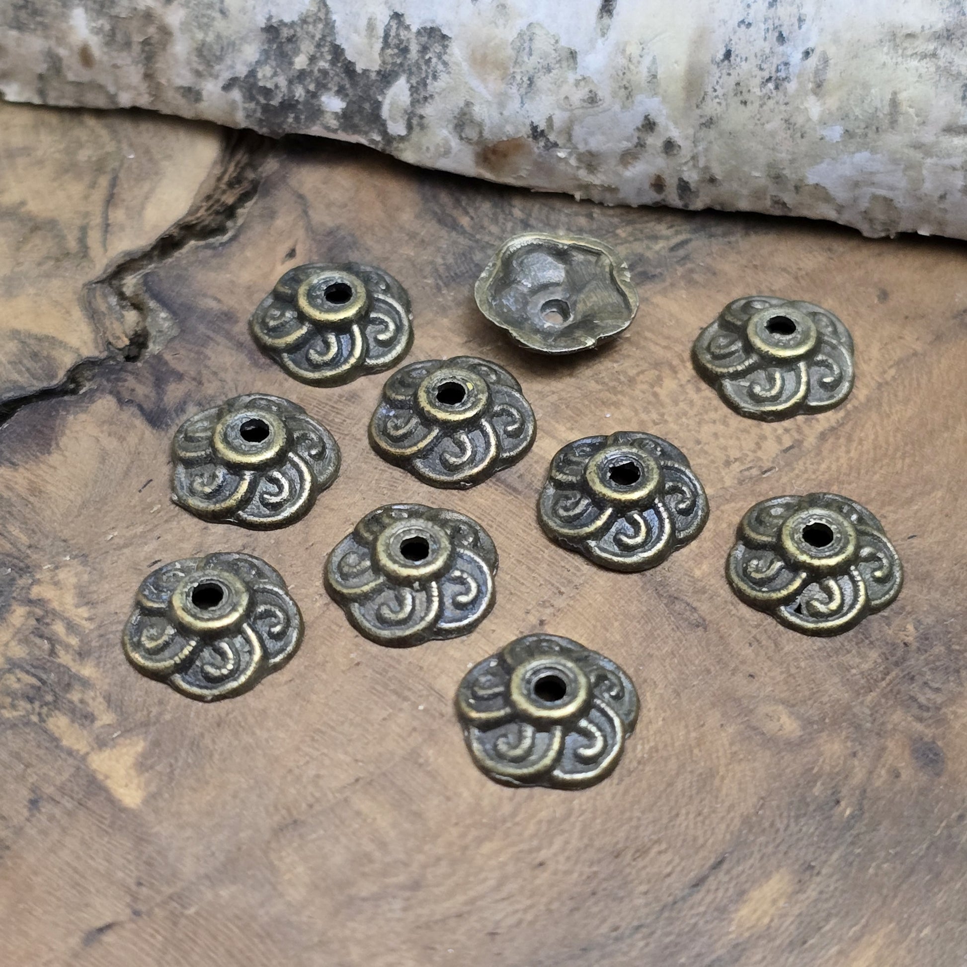 Das Bild zeigt Perlenkappen 9mm - antik bronzefarbig

Diese antik bronzefarbigen Perlenkappe sind ideal zum Setzen von Akzenten in Perlenketten und Armbändern, sowie zum Schützen der Perlen.

Sie können auch als rustikale Akzente auf Holzkisten (mit Nägeln) verwendet werden oder zum Scrapbooken.