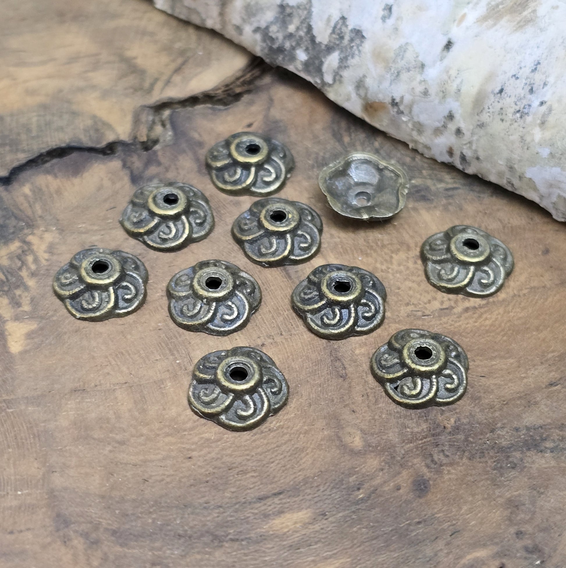 Das Bild zeigt Perlenkappen 9mm - antik bronzefarbig

Diese antik bronzefarbigen Perlenkappe sind ideal zum Setzen von Akzenten in Perlenketten und Armbändern, sowie zum Schützen der Perlen.

Sie können auch als rustikale Akzente auf Holzkisten (mit Nägeln) verwendet werden oder zum Scrapbooken.