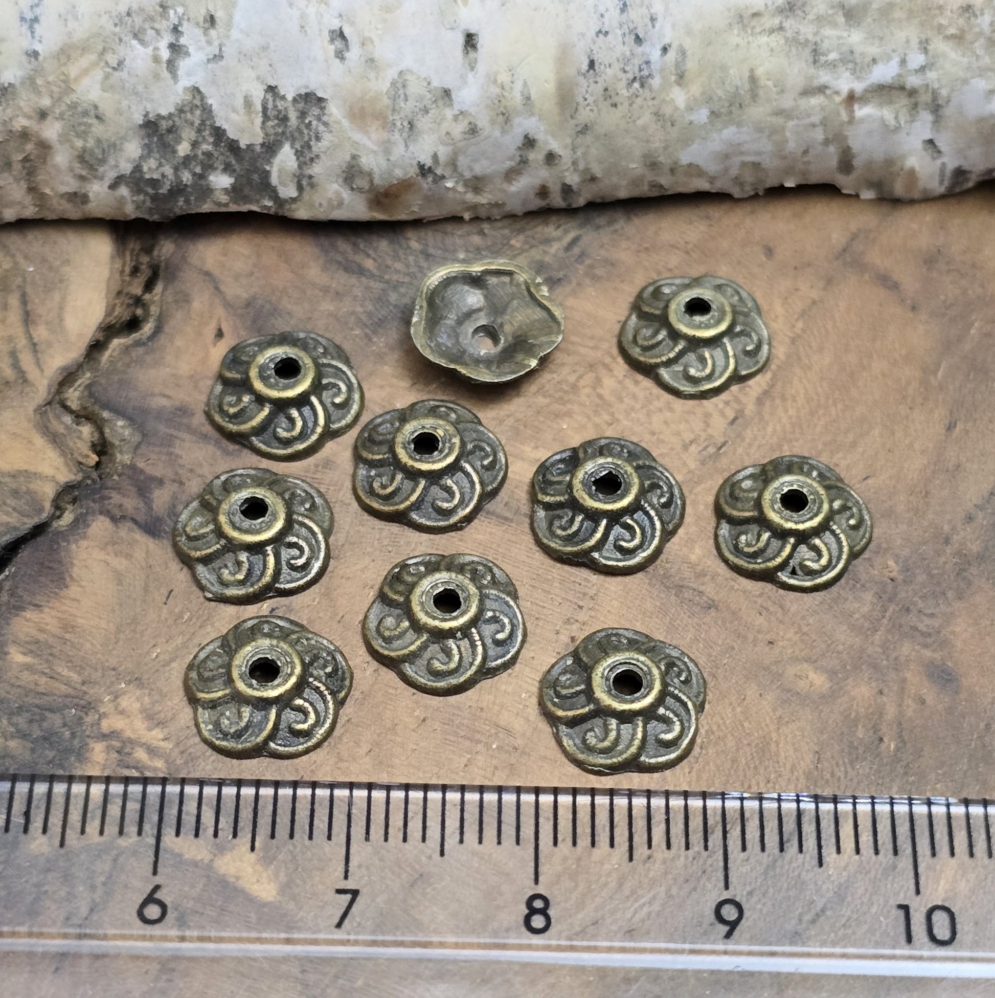 Das Bild zeigt Perlenkappen 9mm - antik bronzefarbig

Diese antik bronzefarbigen Perlenkappe sind ideal zum Setzen von Akzenten in Perlenketten und Armbändern, sowie zum Schützen der Perlen.

Sie können auch als rustikale Akzente auf Holzkisten (mit Nägeln) verwendet werden oder zum Scrapbooken.