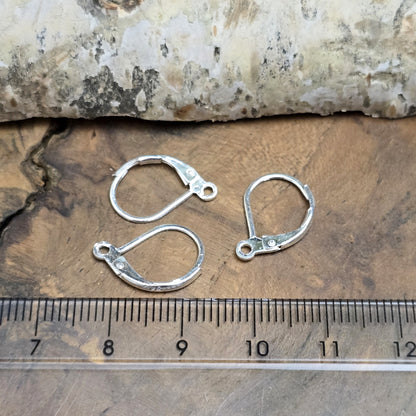 Das Bild zeigt Klappbrisuren aus .925 Silber gefertigt, die eine Größe von 15mm haben.

Das Set besteht aus drei Paar. Die Brisuren haben eine Öse an der Unterseite an welcher Anhänger oder andere Schmuckelemente befestigt werden können.&nbsp;