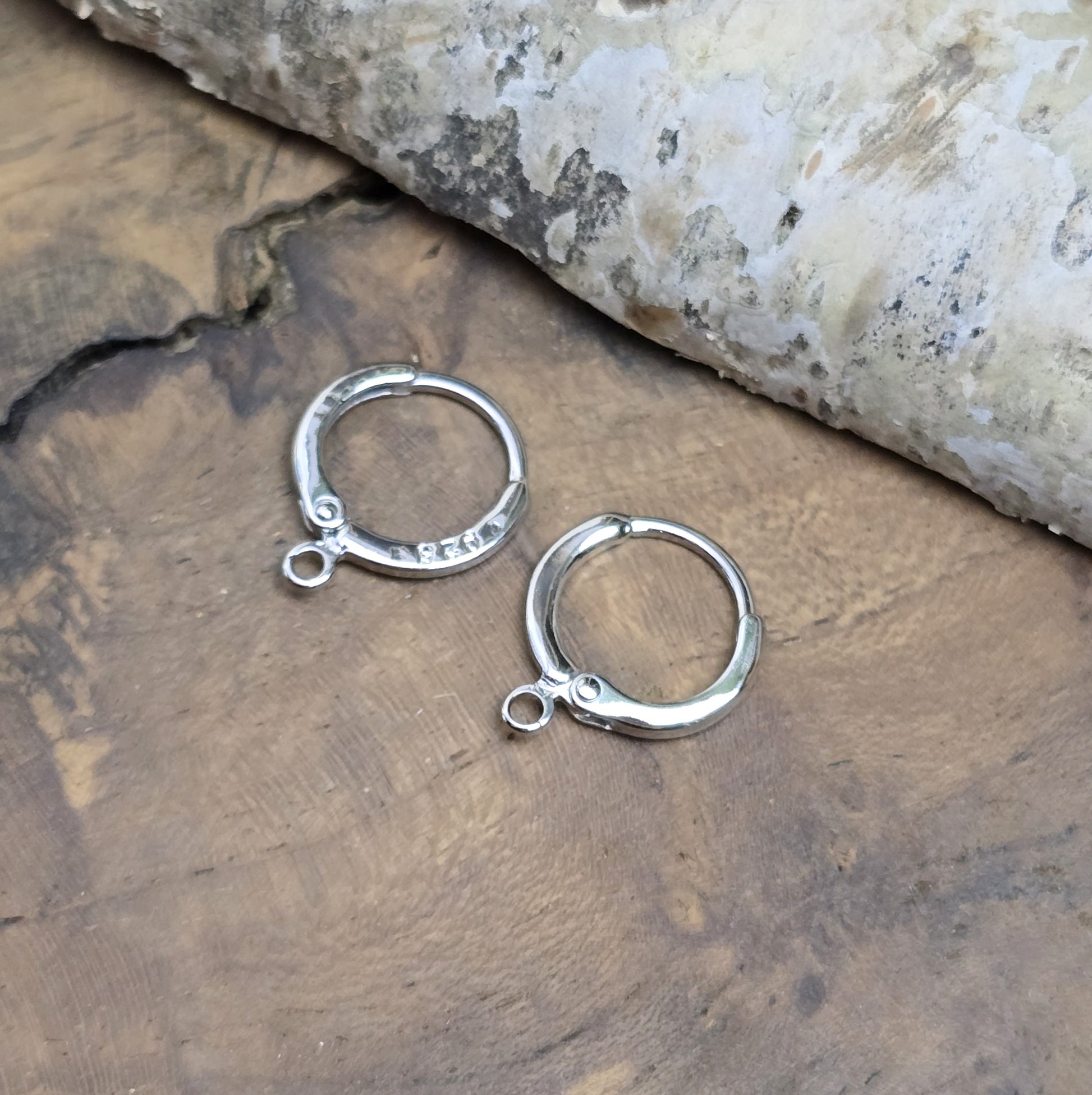 Das Bild zeigt Creolen mit Anhängeröse. Sie sind exquisite Schmuckstücke, die aus 925er Silber gefertigt sind. Mit einem Durchmesser von 13 mm (außen) sind sie elegant und perfekt für den täglichen Gebrauch oder besondere Anlässe.