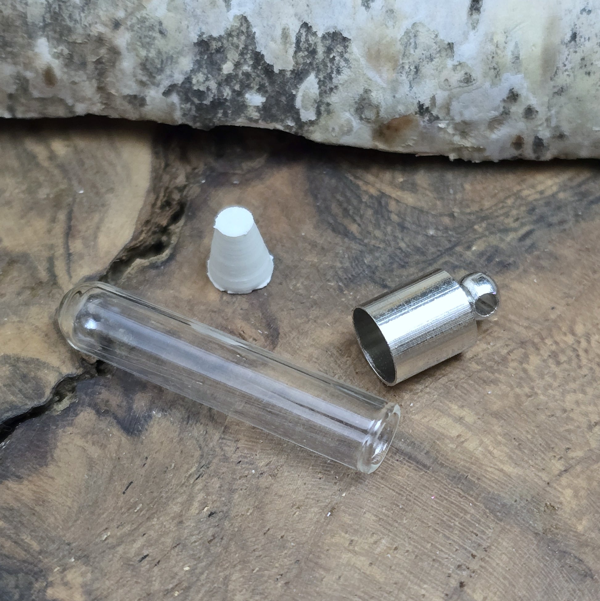 5 kleine Glasphiolen mit Metallkappe für einen beschrifteten Reiskorn, etwas Sand oder Haare/Asche eines Haustieres. Kann auch mit Kunstblut gefüllt werden.