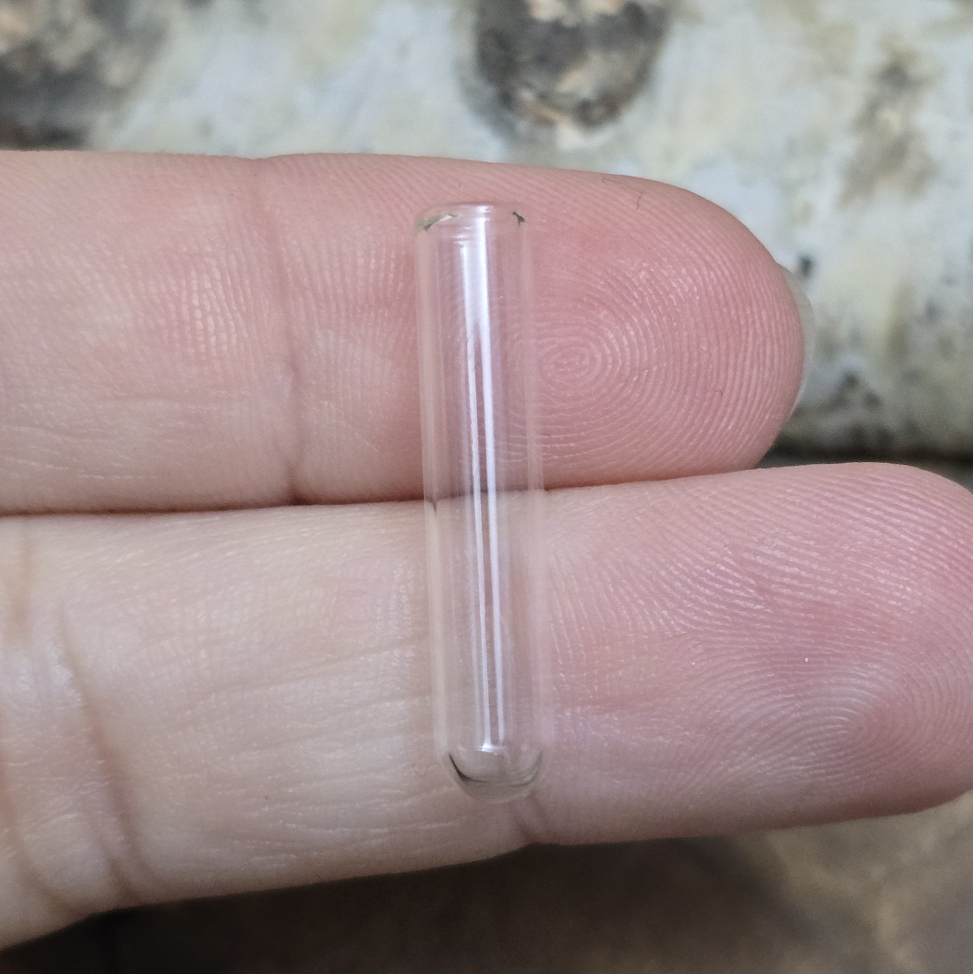 5 kleine Glasphiolen mit Metallkappe für einen beschrifteten Reiskorn, etwas Sand oder Haare/Asche eines Haustieres. Kann auch mit Kunstblut gefüllt werden.