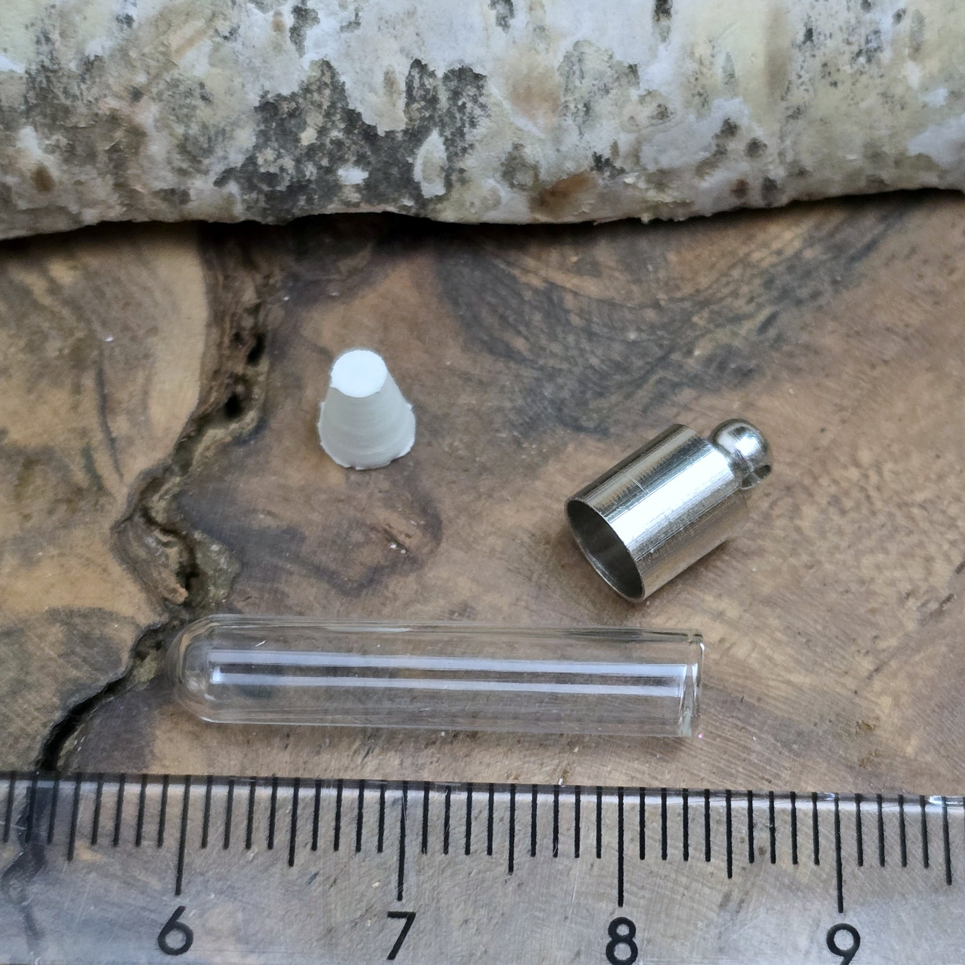 5 kleine Glasphiolen mit Metallkappe für einen beschrifteten Reiskorn, etwas Sand oder Haare/Asche eines Haustieres. Kann auch mit Kunstblut gefüllt werden.