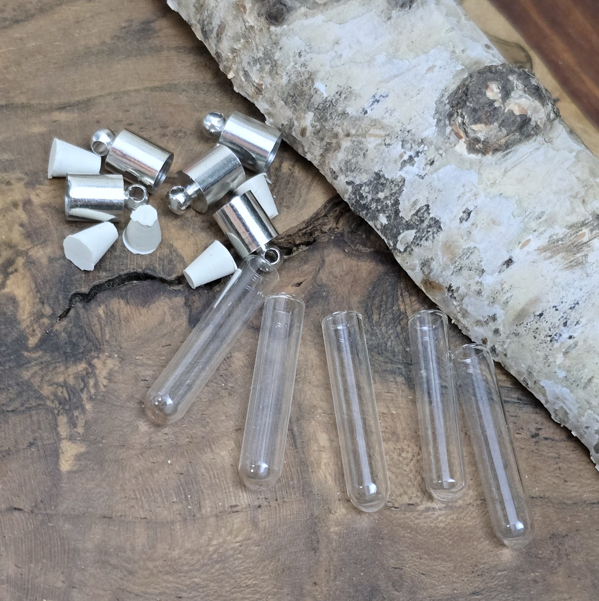 5 kleine Glasphiolen mit Metallkappe für einen beschrifteten Reiskorn, etwas Sand oder Haare/Asche eines Haustieres. Kann auch mit Kunstblut gefüllt werden.