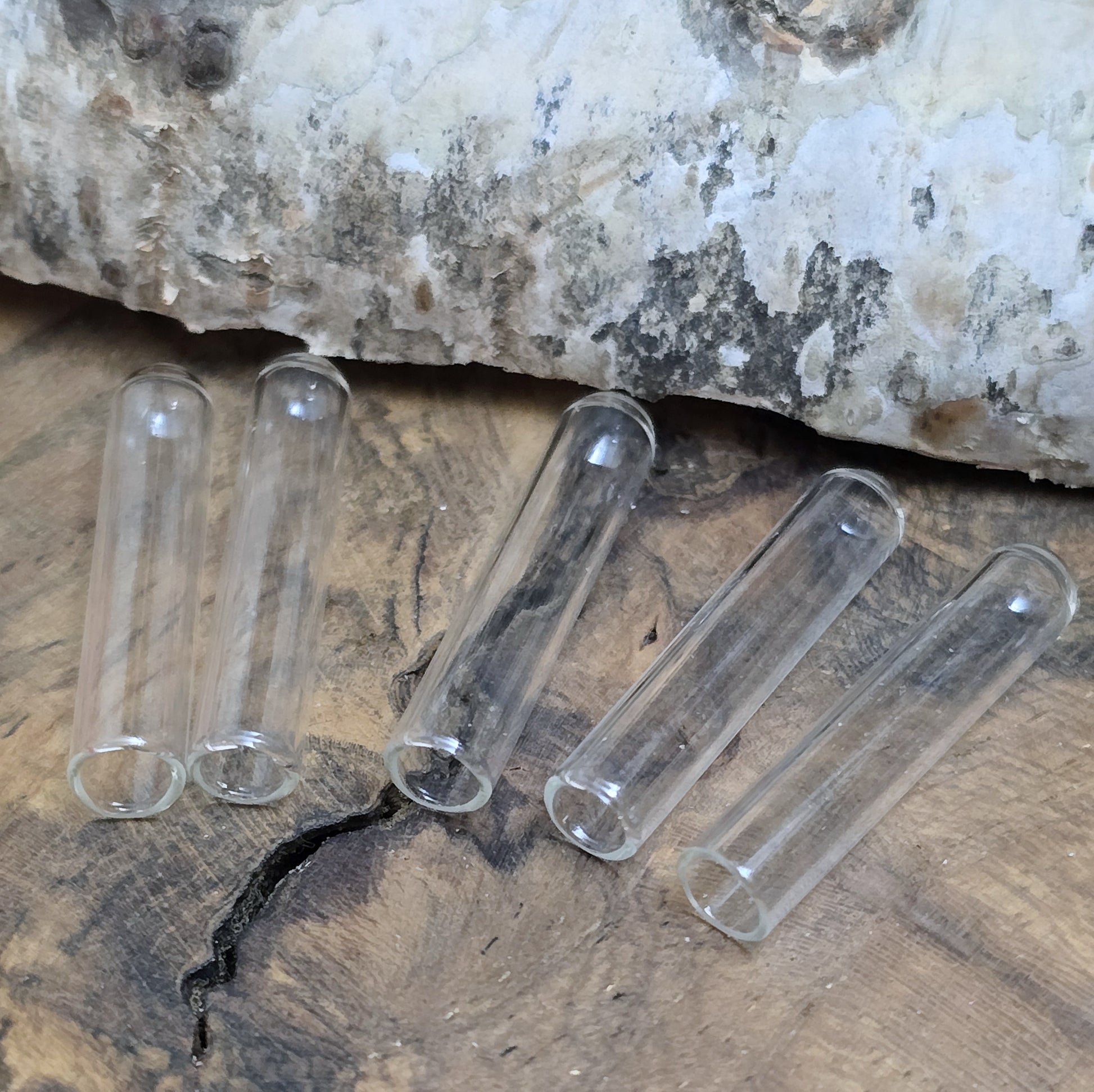 5 kleine Glasphiolen mit Metallkappe für einen beschrifteten Reiskorn, etwas Sand oder Haare/Asche eines Haustieres. Kann auch mit Kunstblut gefüllt werden.