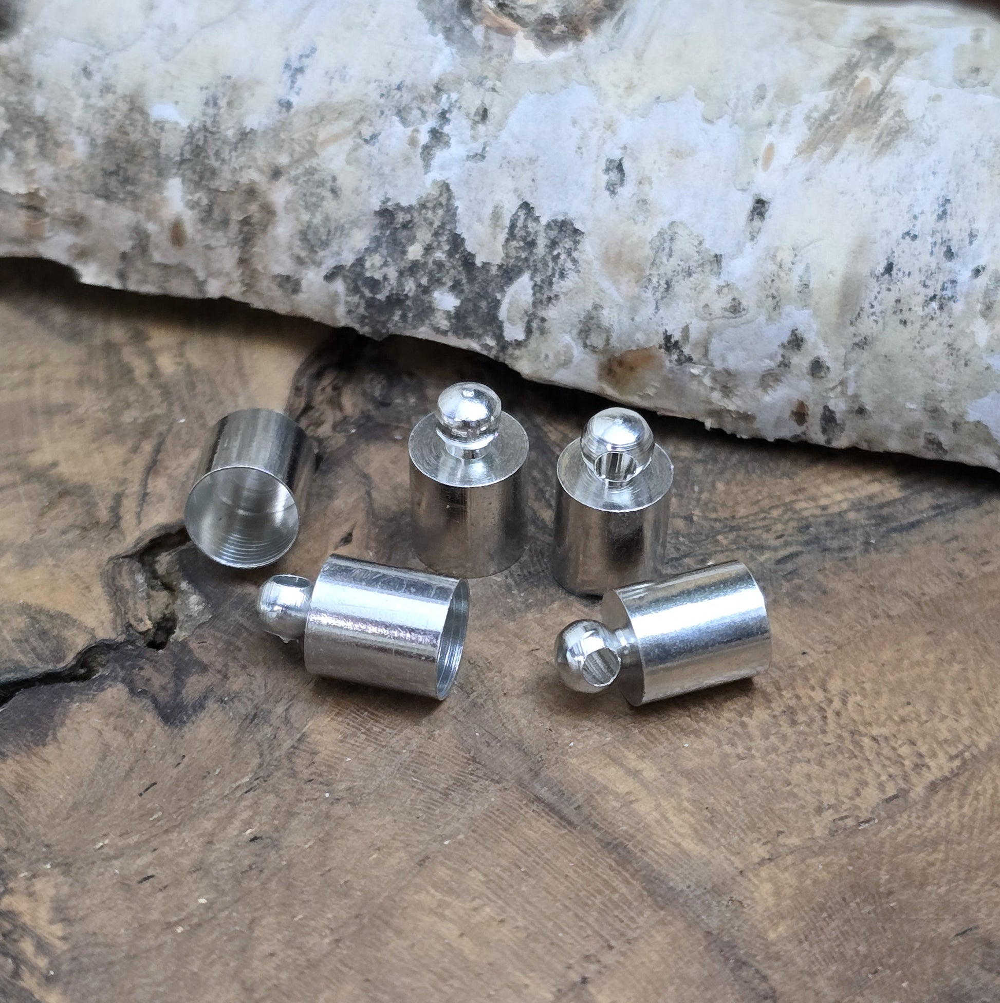 5 kleine Glasphiolen mit Metallkappe für einen beschrifteten Reiskorn, etwas Sand oder Haare/Asche eines Haustieres. Kann auch mit Kunstblut gefüllt werden.