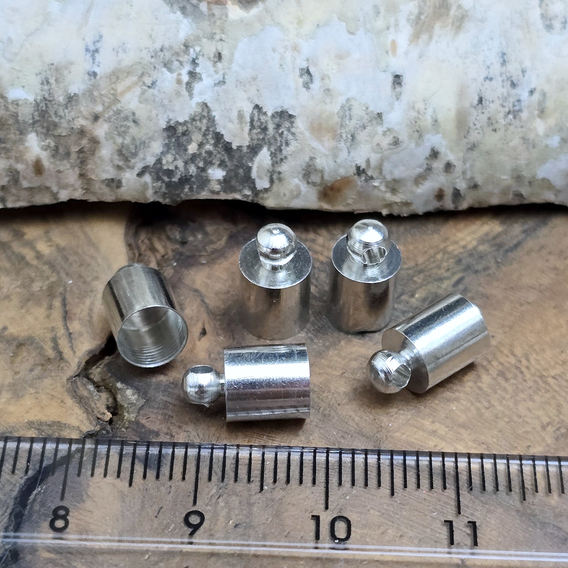 5 kleine Glasphiolen mit Metallkappe für einen beschrifteten Reiskorn, etwas Sand oder Haare/Asche eines Haustieres. Kann auch mit Kunstblut gefüllt werden.