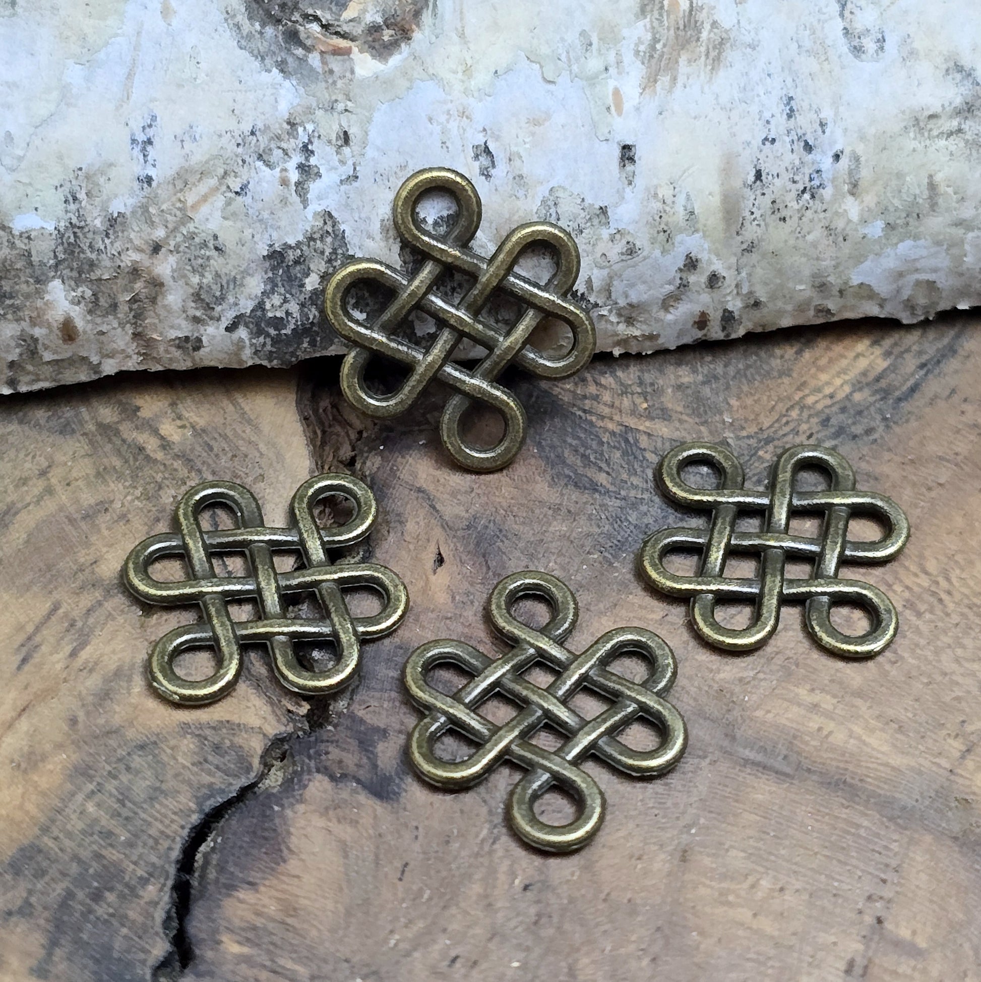 Diese Verbinder sind eine Hommage an den "Jingjang-Knoten" oder "Glücksknoten" und tragen die reiche Symbolik dieses traditionellen chinesischen Knotens: