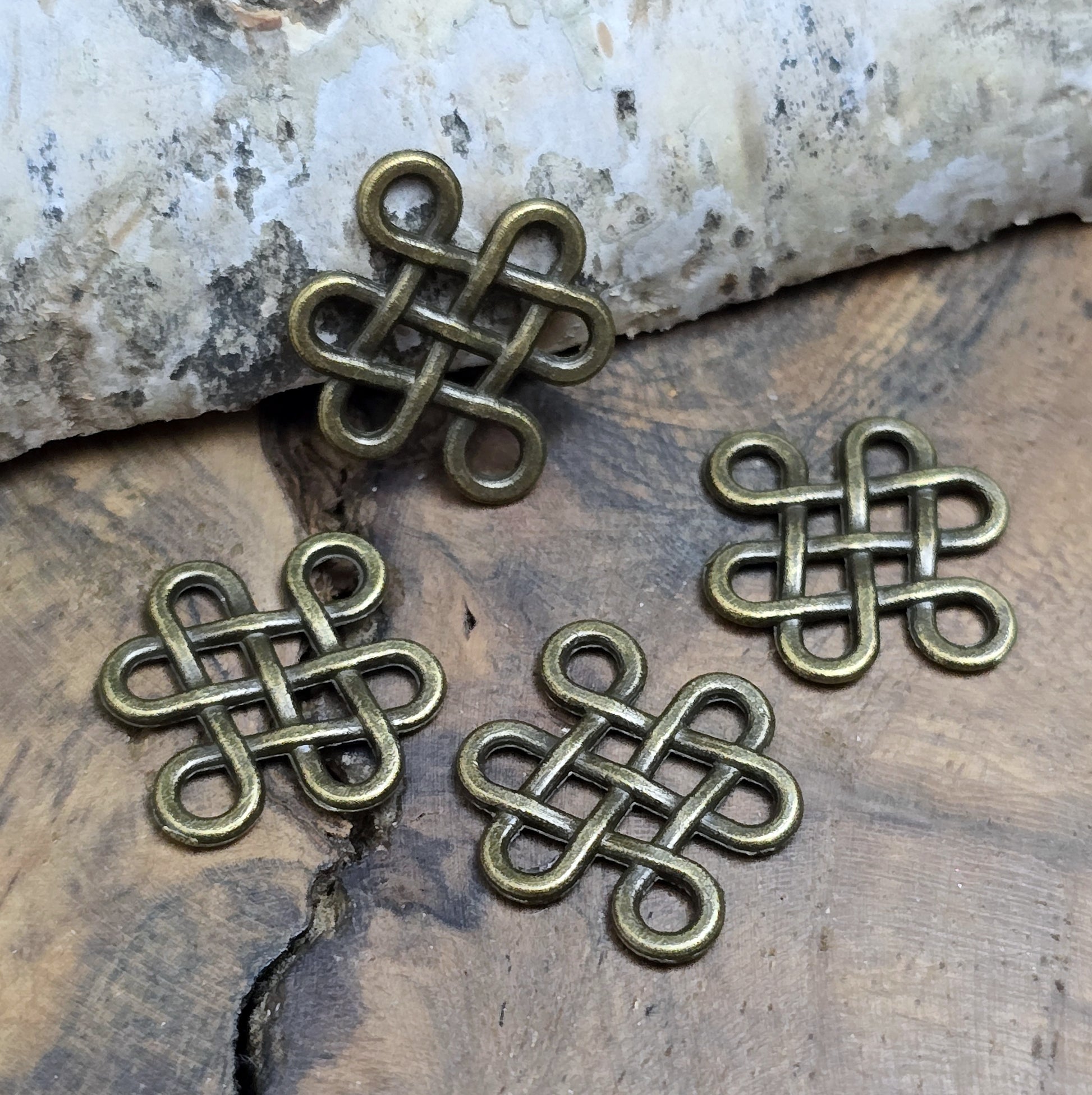 Diese Verbinder sind eine Hommage an den "Jingjang-Knoten" oder "Glücksknoten" und tragen die reiche Symbolik dieses traditionellen chinesischen Knotens: