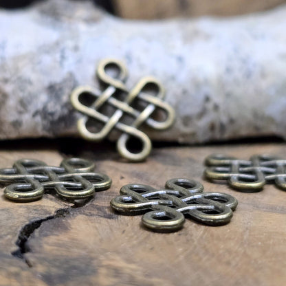 Diese Verbinder sind eine Hommage an den "Jingjang-Knoten" oder "Glücksknoten" und tragen die reiche Symbolik dieses traditionellen chinesischen Knotens: