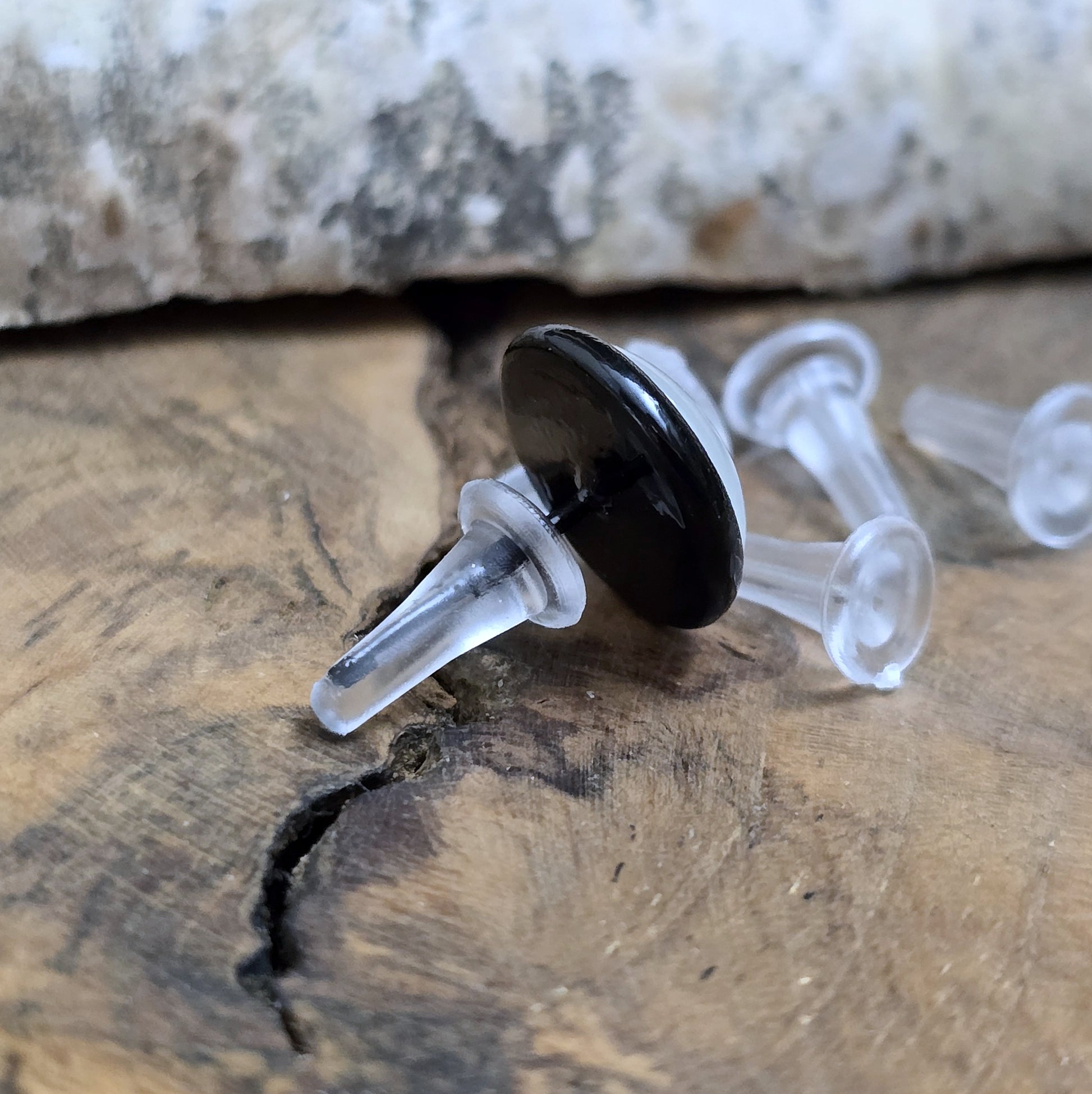 Ohrstecker auf dem ein Silikonschutz aufgesteckt ist