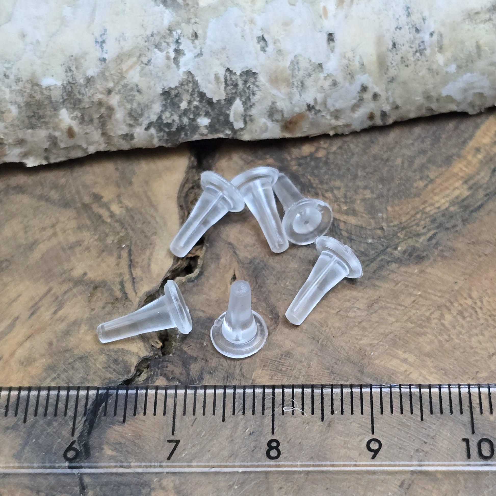 Silikonschutz in der Nahaufnahme mit einem Lienal als Größenreferenz