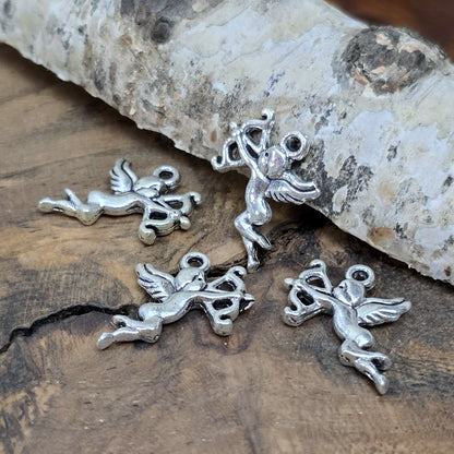 4 Charms Armor in antik silberfarbig liegend aus Holz