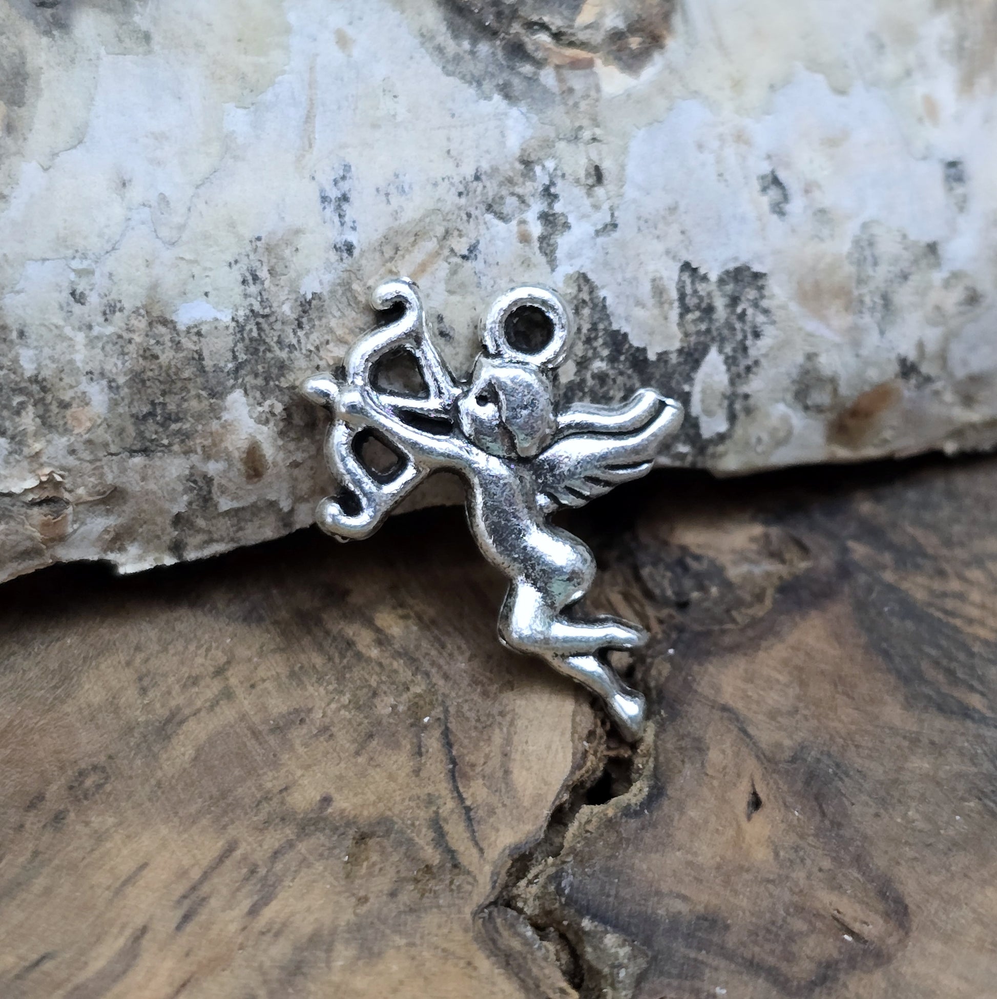 Ein kleiner Charms Armor angelehnt an ein Stück Birkenholz