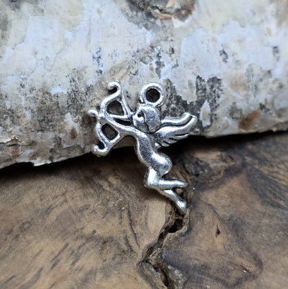 Ein kleiner Charms Armor angelehnt an ein Stück Birkenholz