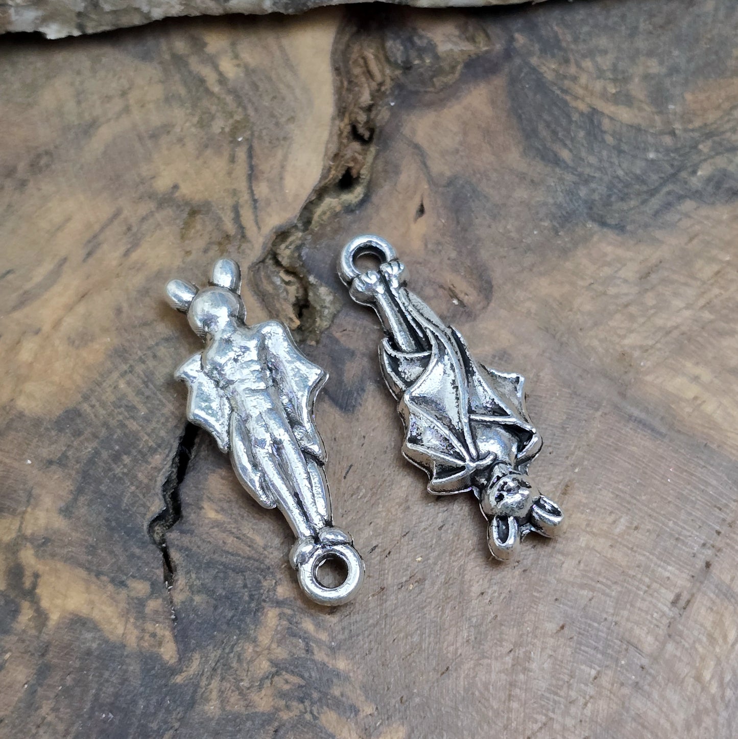 2 antik silberne Charms, hängende Fledermaus in Detailansicht, eine von der Vorderseite, eine von der Rückseite