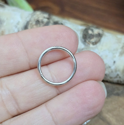 Mit diesem Set aus 10 offenen Binderingen eröffnen sich Ihnen unzählige kreative Möglichkeiten. Diese Biegeringe sind perfekt für die Herstellung von individuellem Schmuck und bieten zahlreiche Verwendungszwecke.