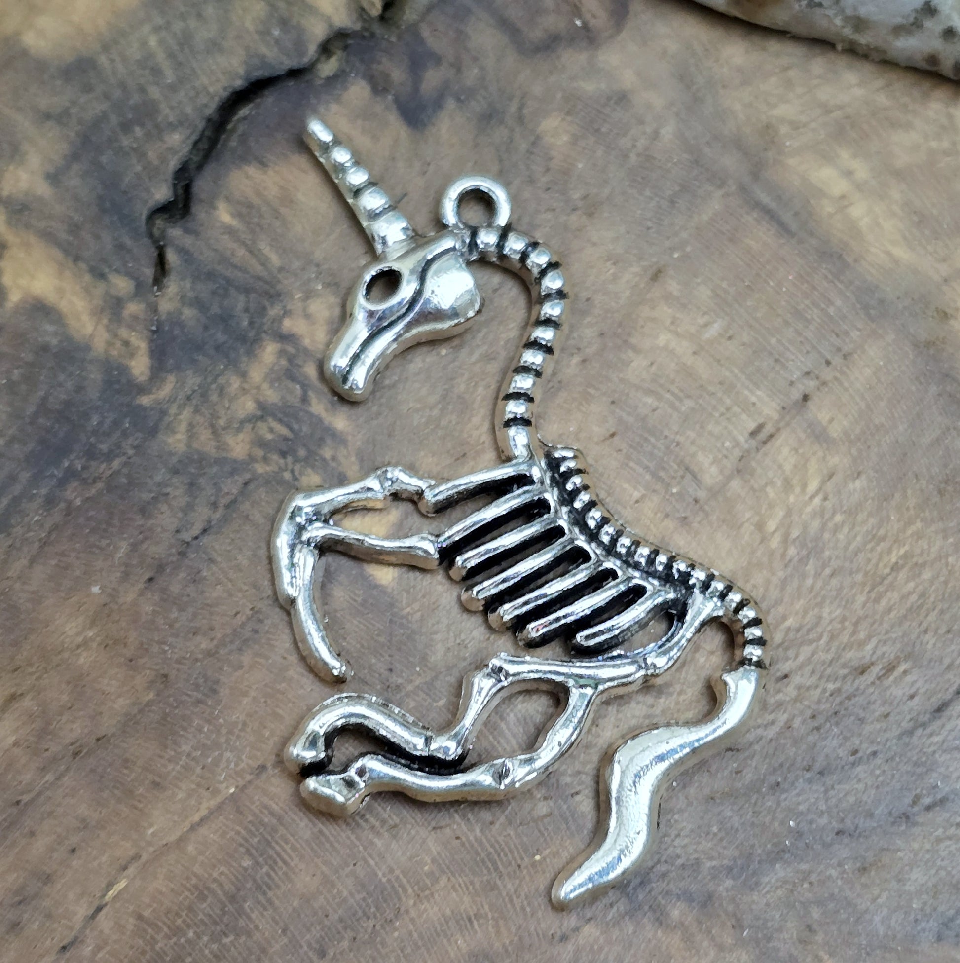 Das Bild zeigt einen großen Anhänger Einhorn Skelett in antik silberfarbig, 43mm. Ideal für die Schmuckherstellung.