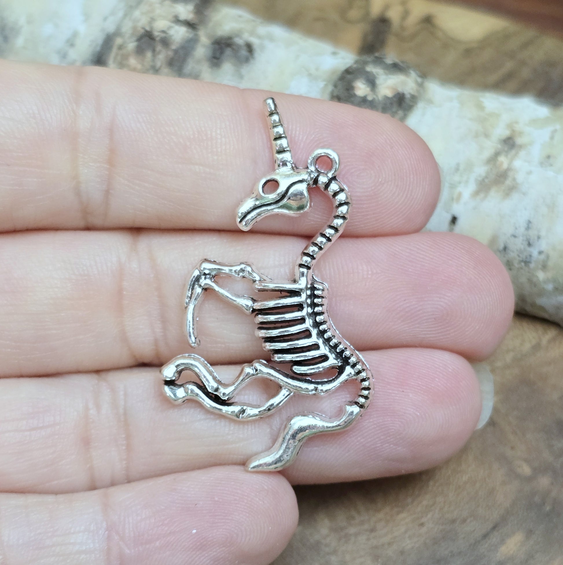 Das Bild zeigt einen großen Anhänger Einhorn Skelett in antik silberfarbig, 43mm. Ideal für die Schmuckherstellung.
