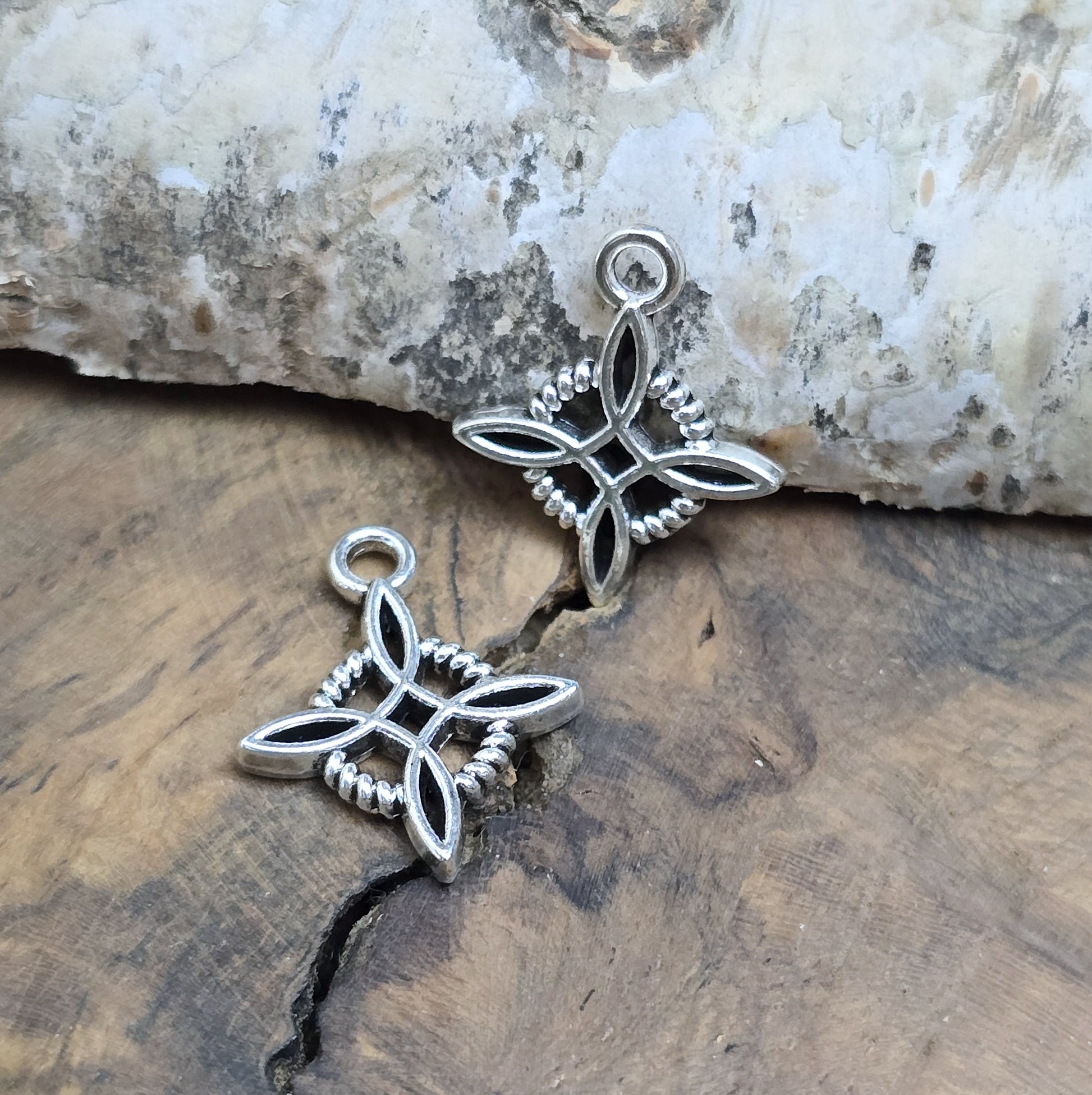 Das Bild zeigt 2 Charms Anhänger Hexenknoten in antik silberfarbig mit 18mm Länge.

Diese Anhänger sind perfekte spirituelle Begleiter – ob an Pendeln, Ketten, Ohrhaken oder als Altargegenstände.