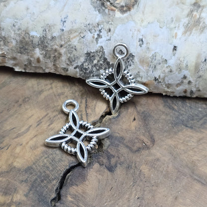 Das Bild zeigt 2 Charms Anhänger Hexenknoten in antik silberfarbig mit 18mm Länge.

Diese Anhänger sind perfekte spirituelle Begleiter – ob an Pendeln, Ketten, Ohrhaken oder als Altargegenstände.