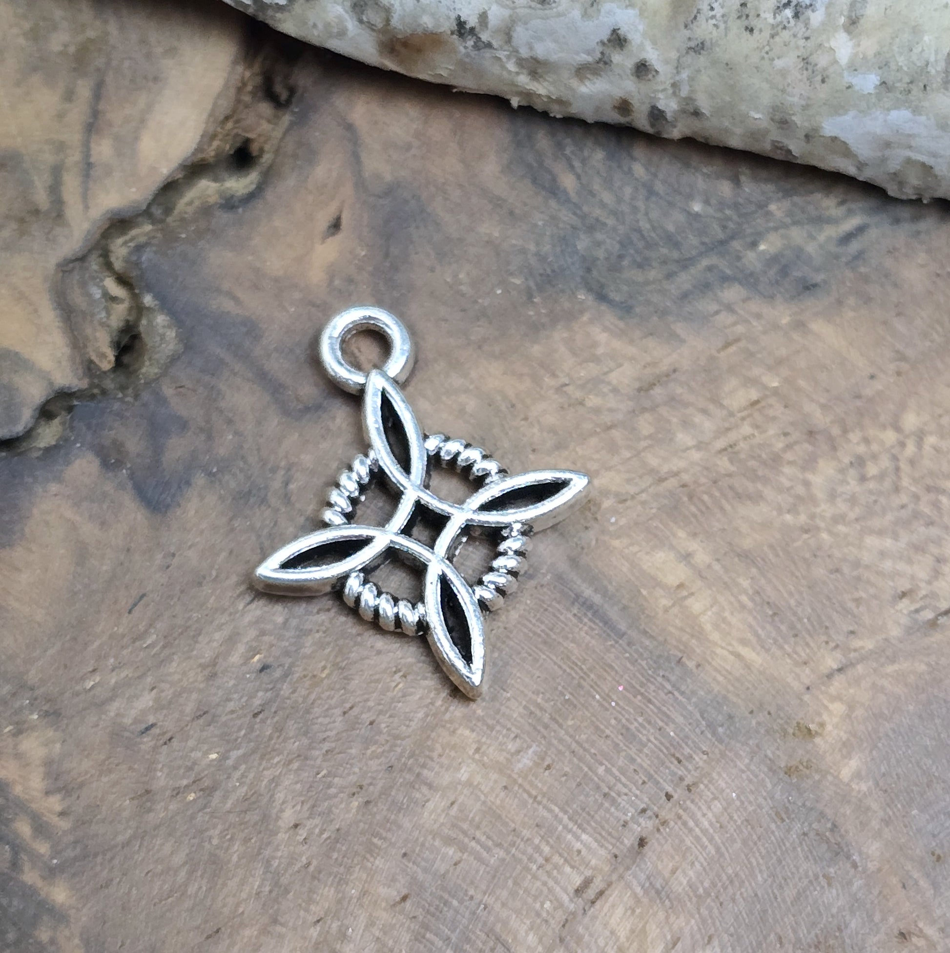 Das Bild zeigt 2 Charms Anhänger Hexenknoten in antik silberfarbig mit 18mm Länge.

Diese Anhänger sind perfekte spirituelle Begleiter – ob an Pendeln, Ketten, Ohrhaken oder als Altargegenstände.