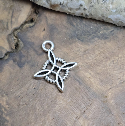 Das Bild zeigt 2 Charms Anhänger Hexenknoten in antik silberfarbig mit 18mm Länge.

Diese Anhänger sind perfekte spirituelle Begleiter – ob an Pendeln, Ketten, Ohrhaken oder als Altargegenstände.