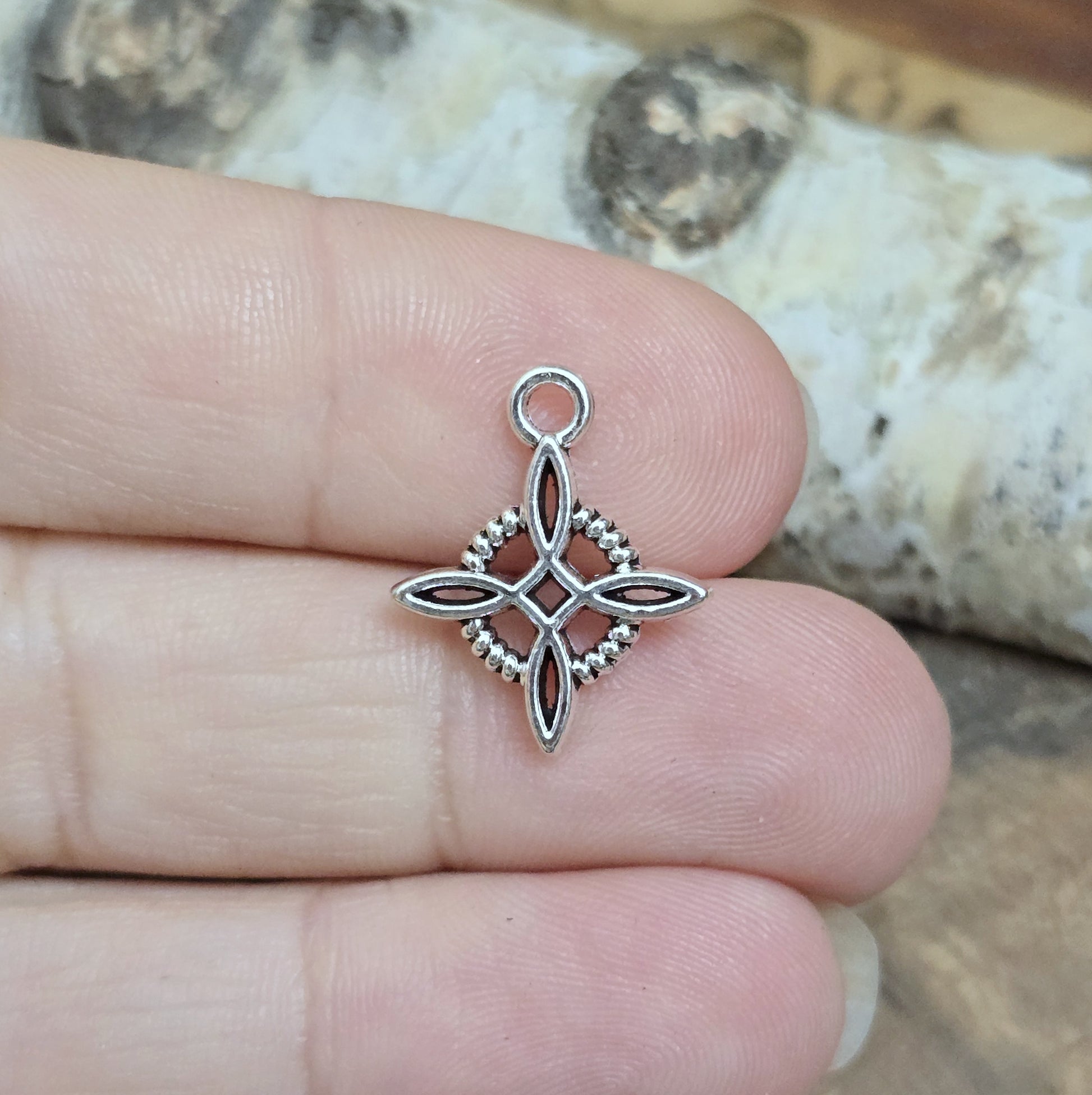 Das Bild zeigt 2 Charms Anhänger Hexenknoten in antik silberfarbig mit 18mm Länge.

Diese Anhänger sind perfekte spirituelle Begleiter – ob an Pendeln, Ketten, Ohrhaken oder als Altargegenstände.