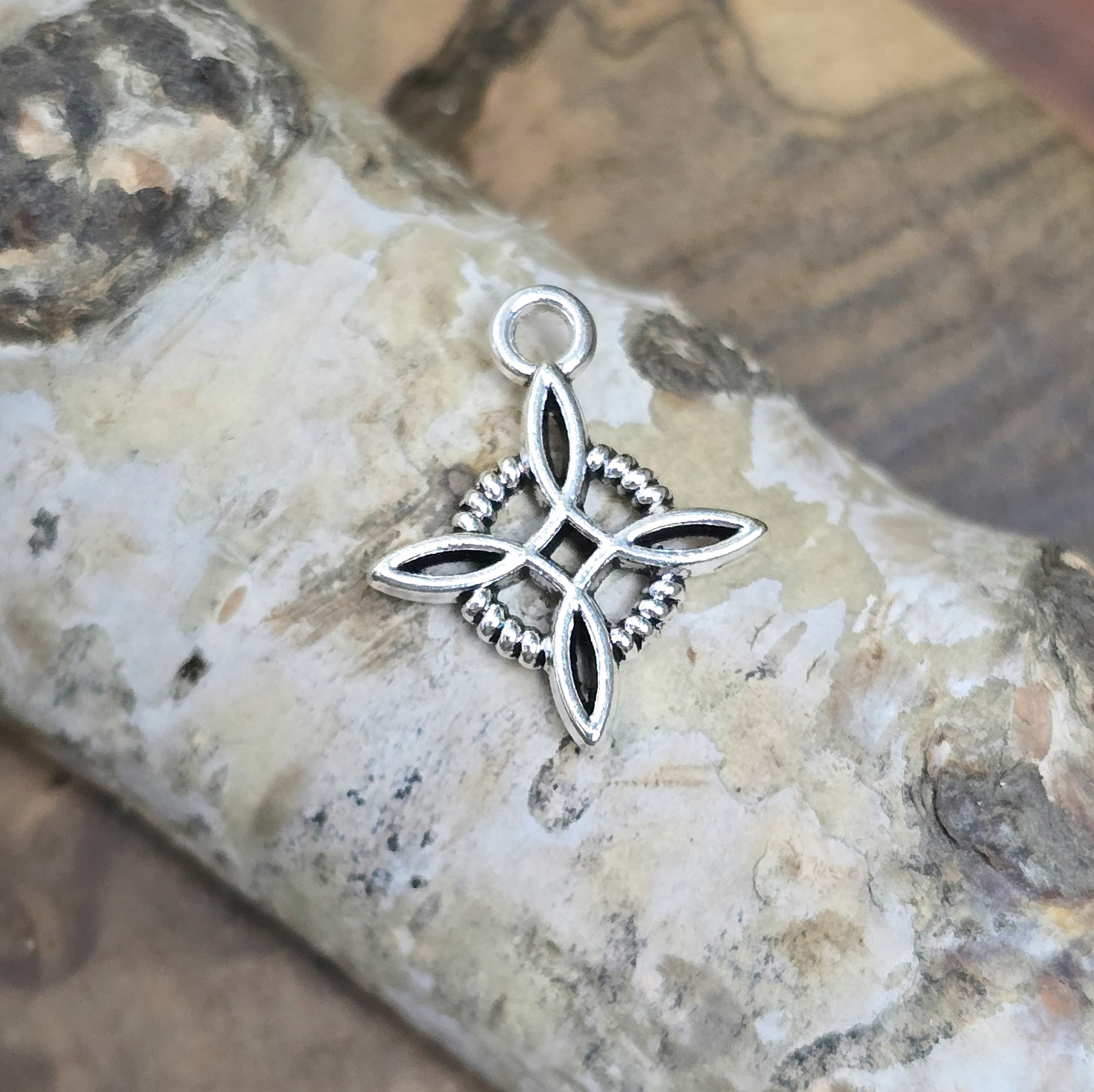 Das Bild zeigt 2 Charms Anhänger Hexenknoten in antik silberfarbig mit 18mm Länge.

Diese Anhänger sind perfekte spirituelle Begleiter – ob an Pendeln, Ketten, Ohrhaken oder als Altargegenstände.