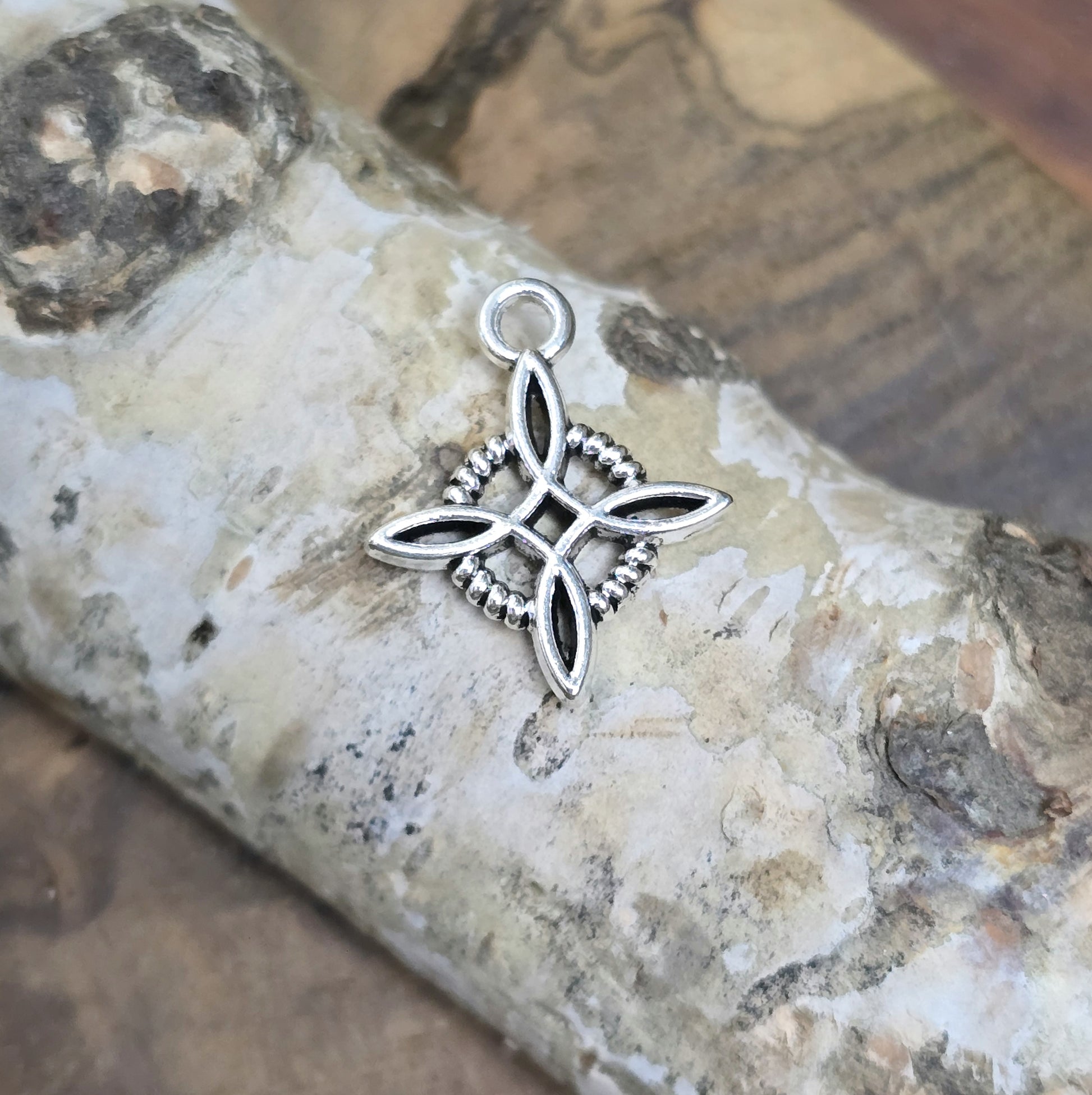 Das Bild zeigt 2 Charms Anhänger Hexenknoten in antik silberfarbig mit 18mm Länge.

Diese Anhänger sind perfekte spirituelle Begleiter – ob an Pendeln, Ketten, Ohrhaken oder als Altargegenstände.