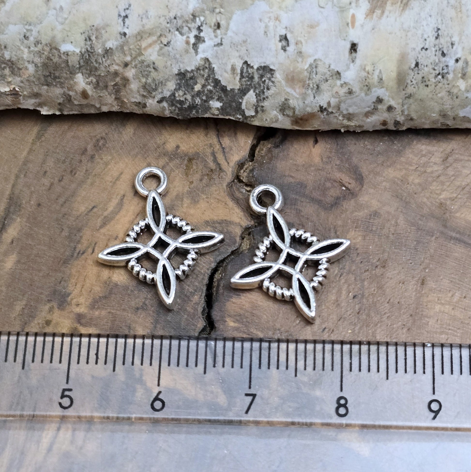 Das Bild zeigt 2 Charms Anhänger Hexenknoten in antik silberfarbig mit 18mm Länge.

Diese Anhänger sind perfekte spirituelle Begleiter – ob an Pendeln, Ketten, Ohrhaken oder als Altargegenstände.