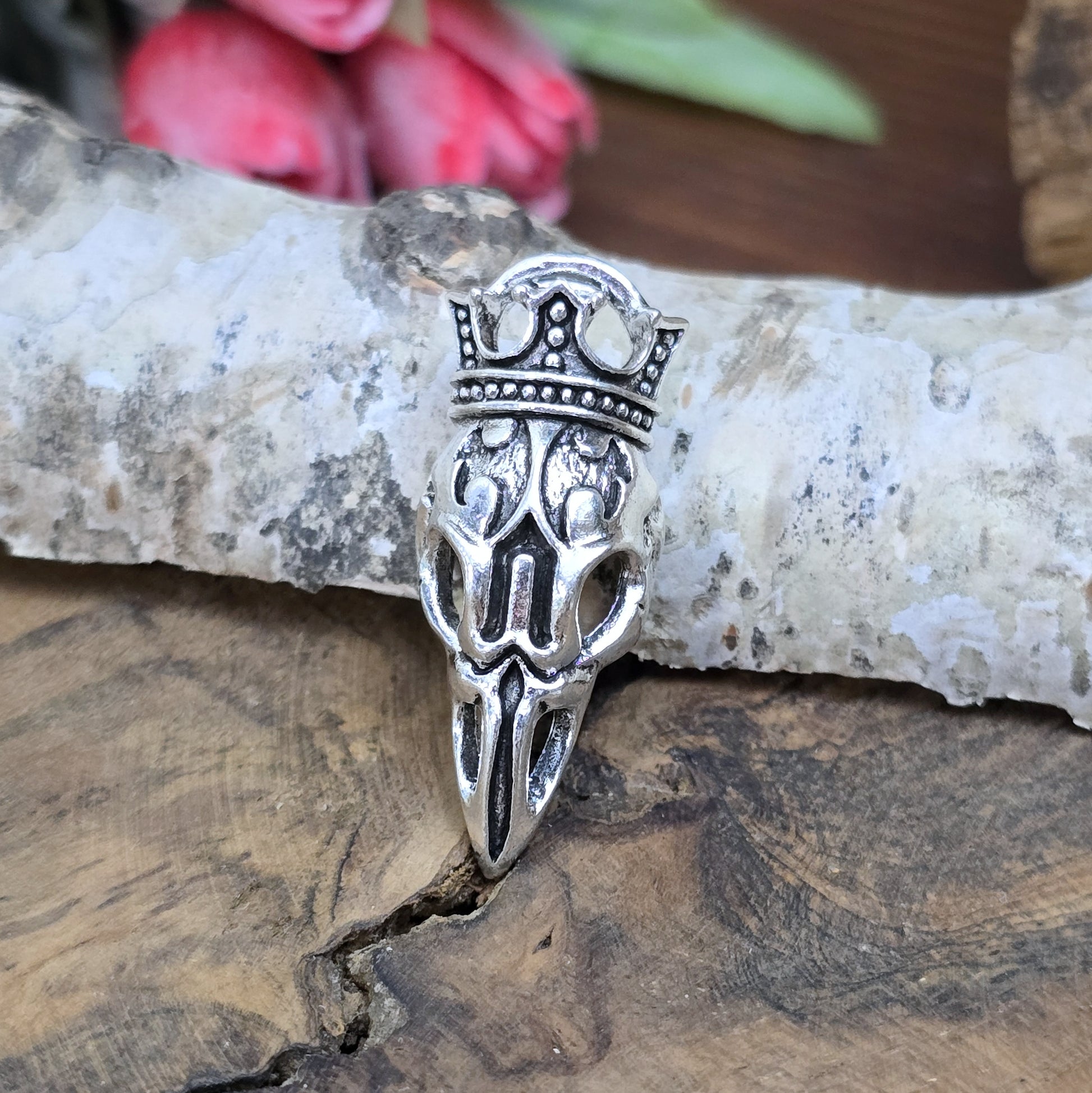 Das Bild zeigt einen Anhänger Krähenschädel, Rabenschädel &nbsp;mit Krone, antik silberfarbig, 33mm

... für einen mystischen und zeitlosen Look.

Der Anhänger hat oben am Schädel eine feste Öse und eignet sich hervorragend für die individuelle Schmuckherstellung.